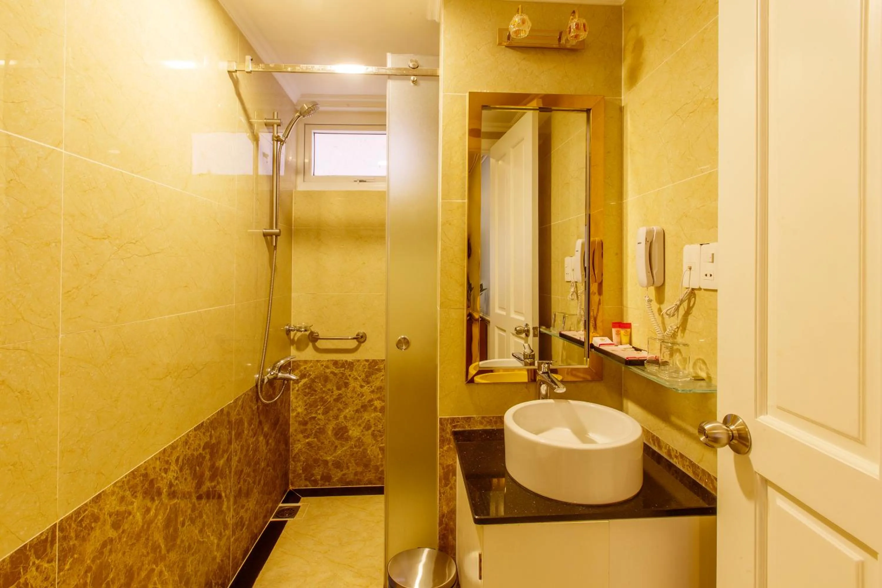 Shower in Huong Sen Annex Hotel