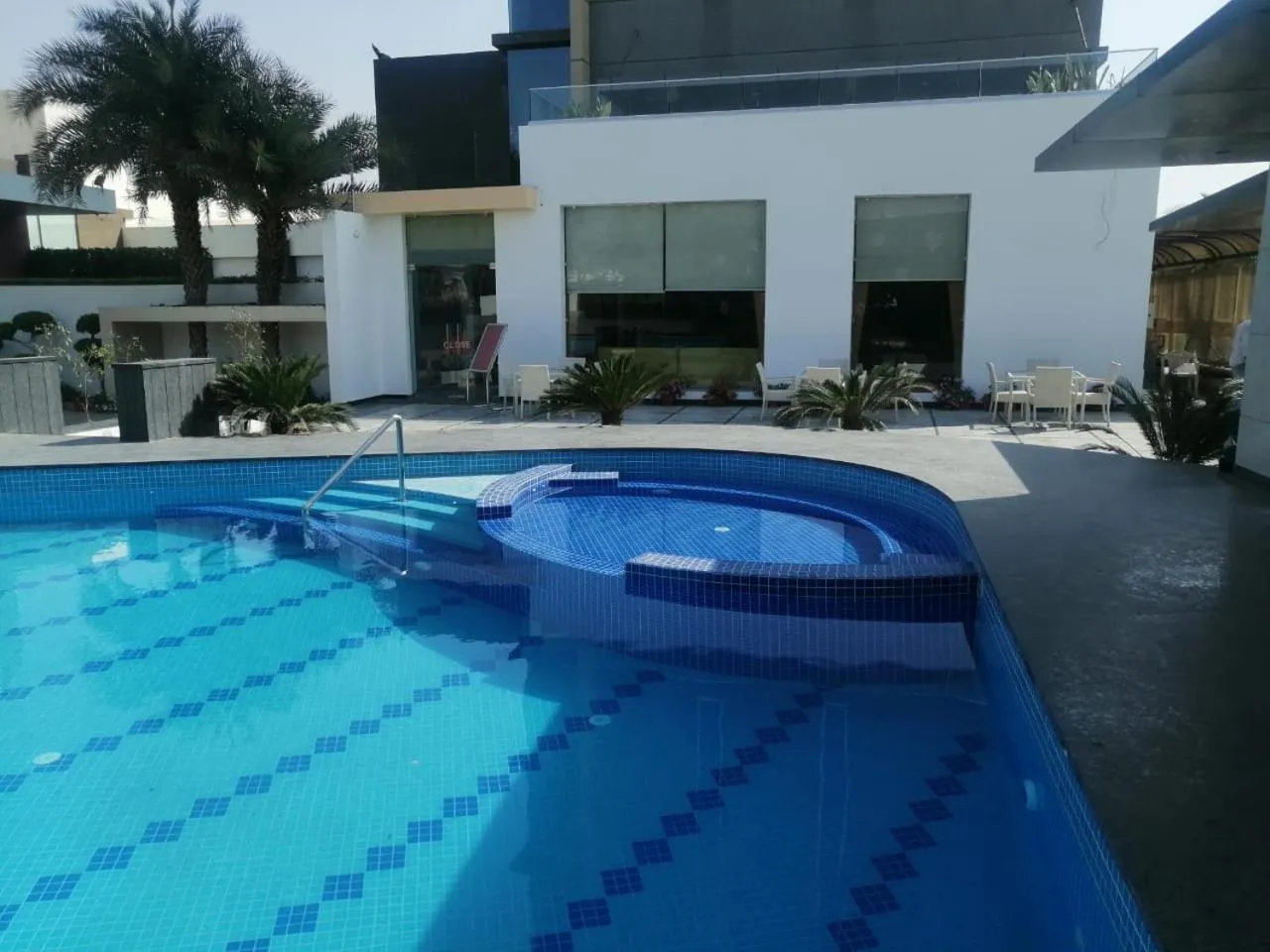 Swimming pool in Hotel Kasturi Orchid