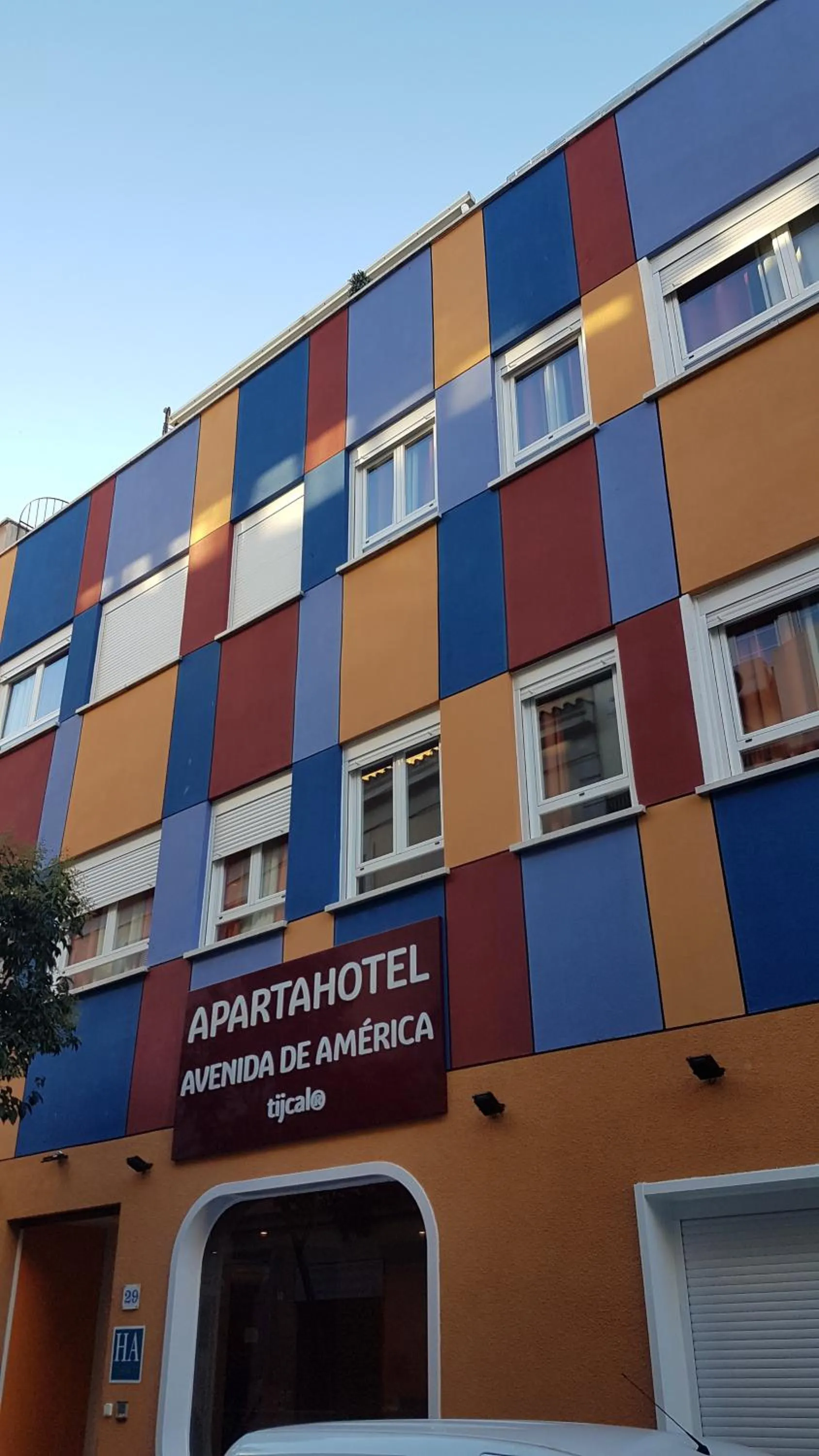 Facade/entrance in Avenida De America Tijcal