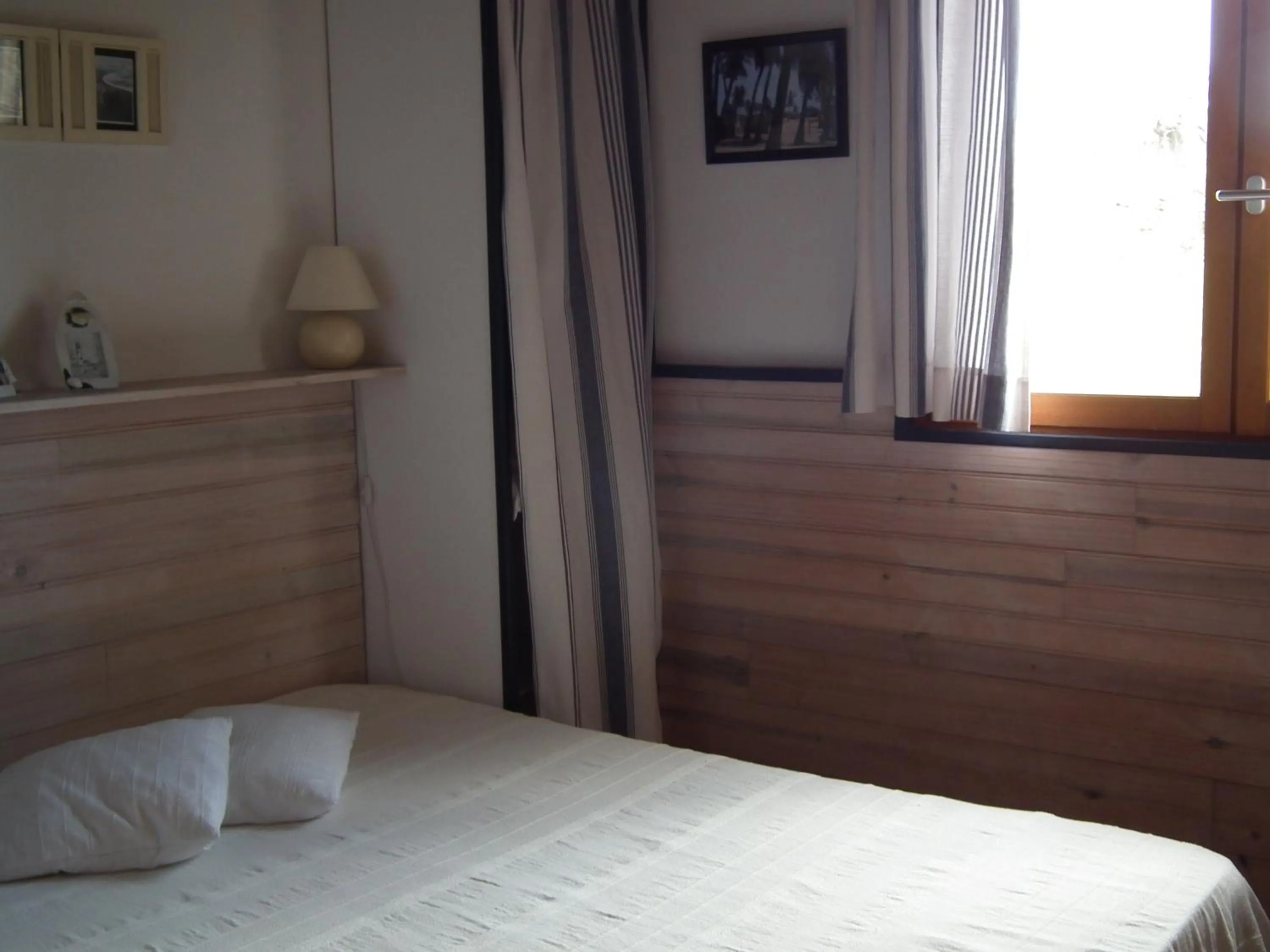 Bedroom, Bed in Le Cardinal des Grands Bleus