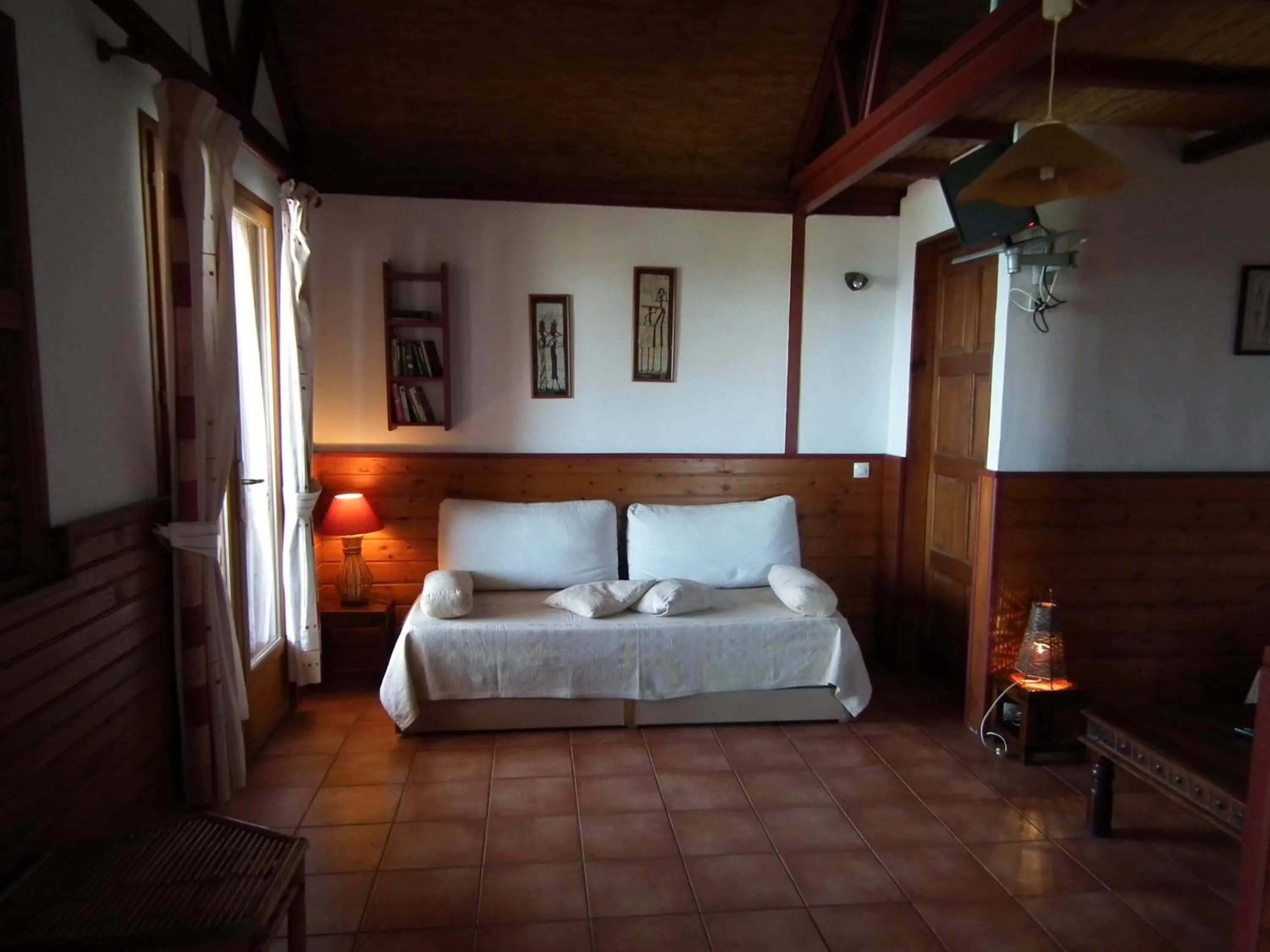 Living room, Bed in Le Cardinal des Grands Bleus