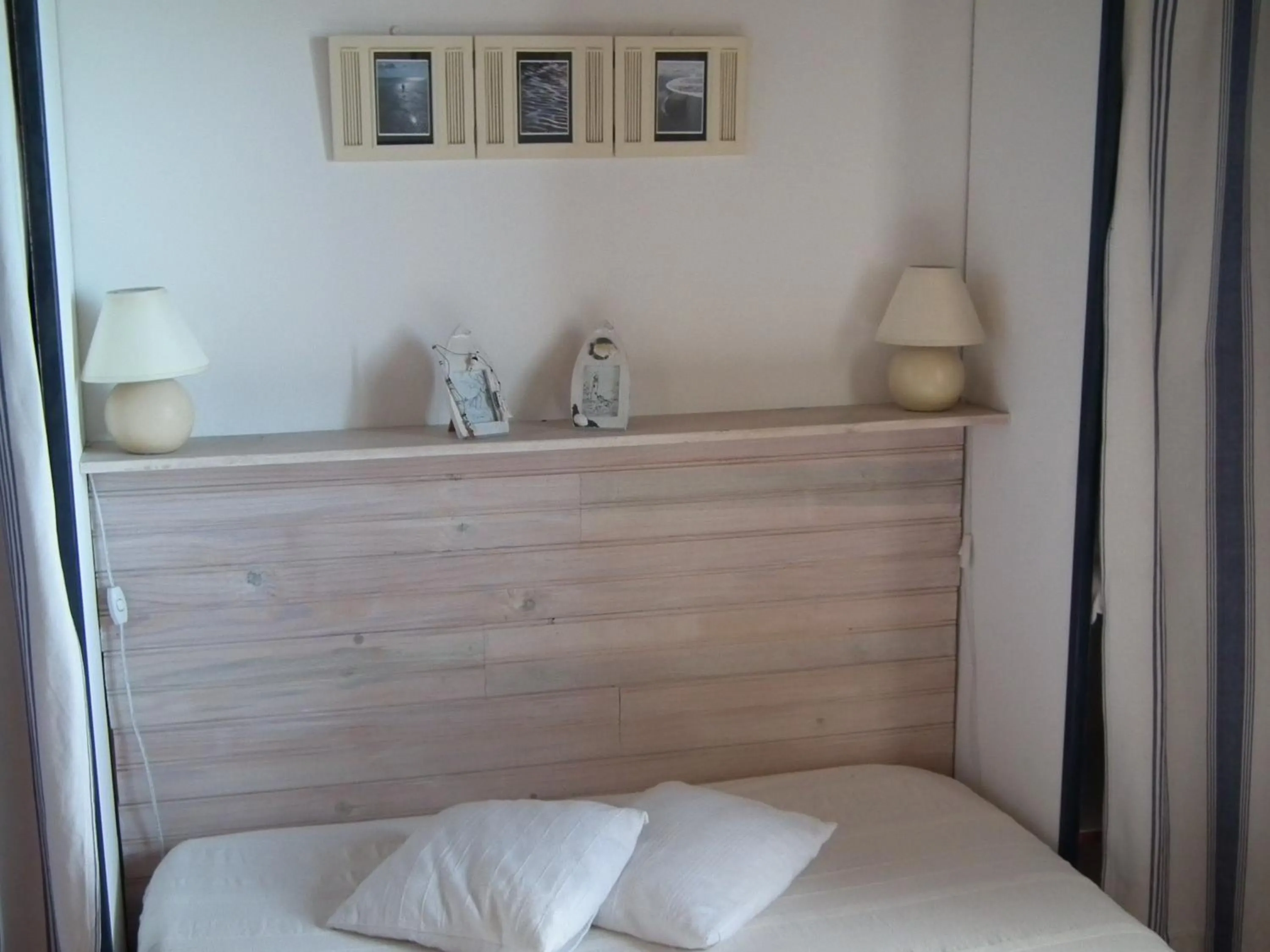 Bedroom, Bed in Le Cardinal des Grands Bleus
