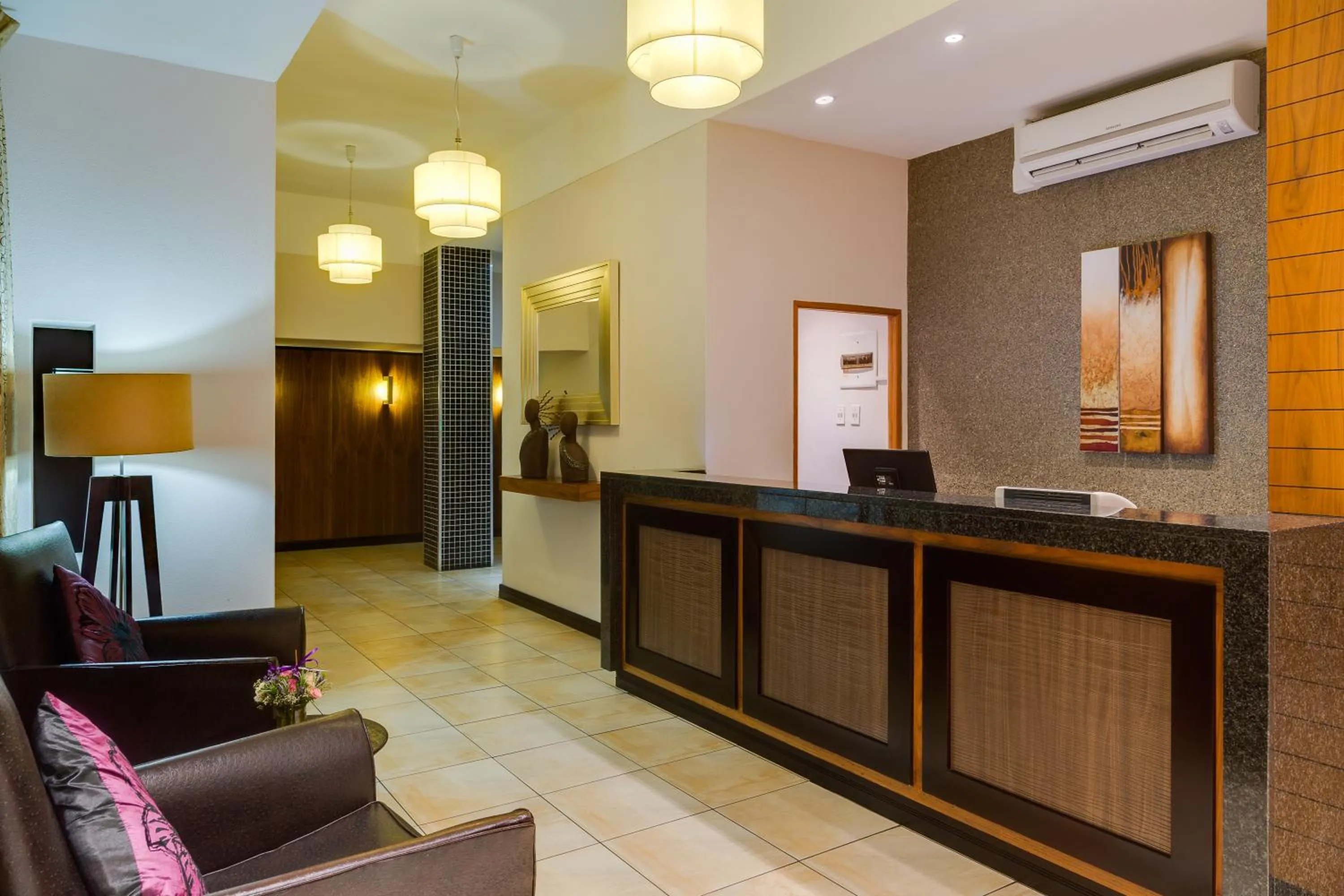 Facade/entrance in River City Inn