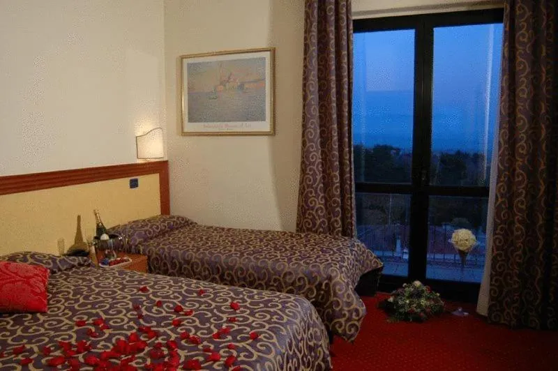 Shower, Bed in Hotel Italia & Lombardi