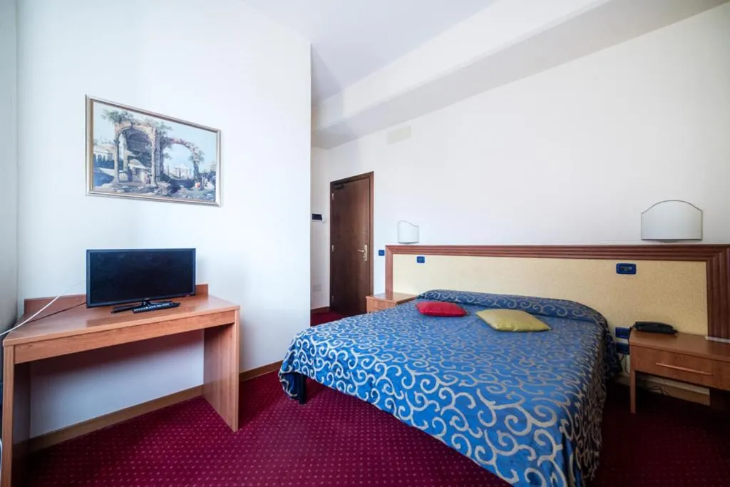Standard Double Room - single occupancy in Hotel Italia & Lombardi