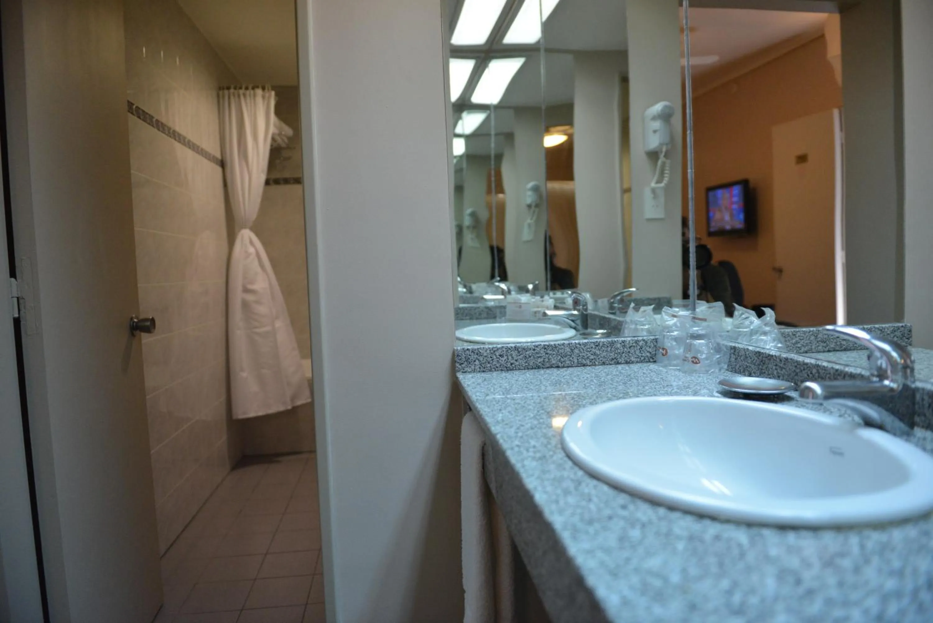 Bathroom in Comodoro Hotel