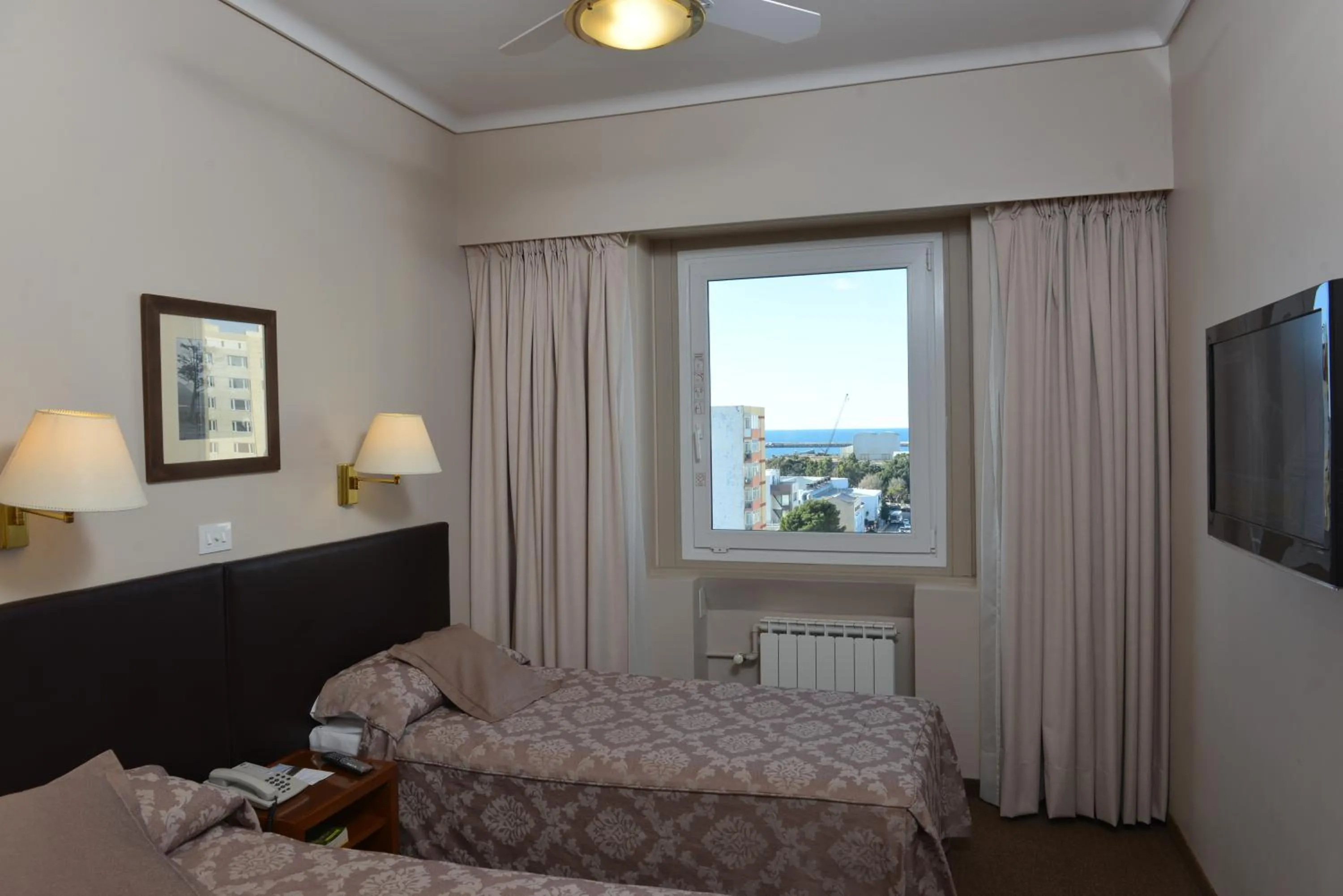 Photo of the whole room, Bed in Comodoro Hotel