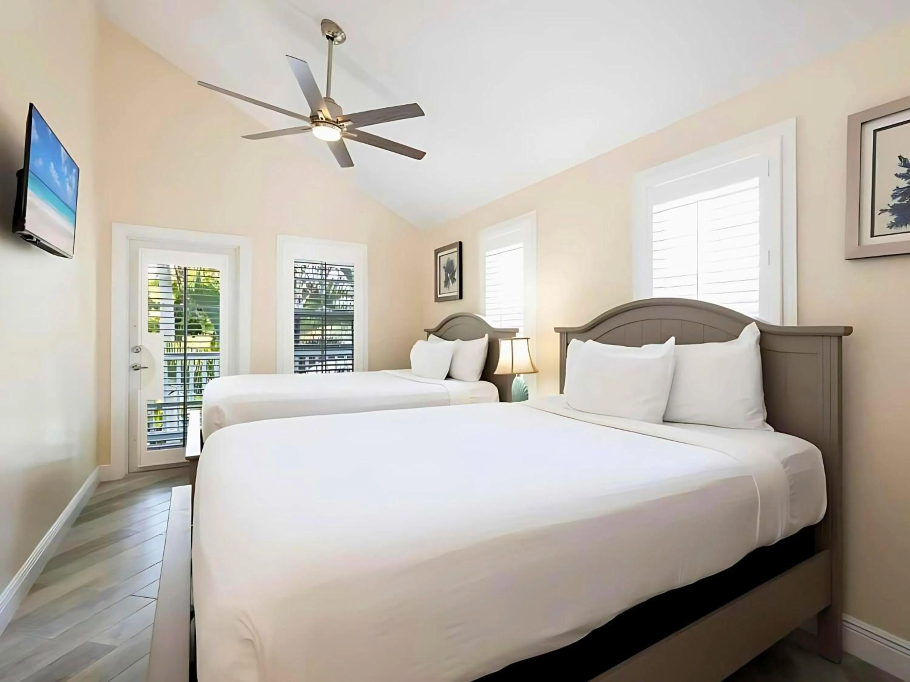 Photo of the whole room, Bed in Hawks Cay Resort