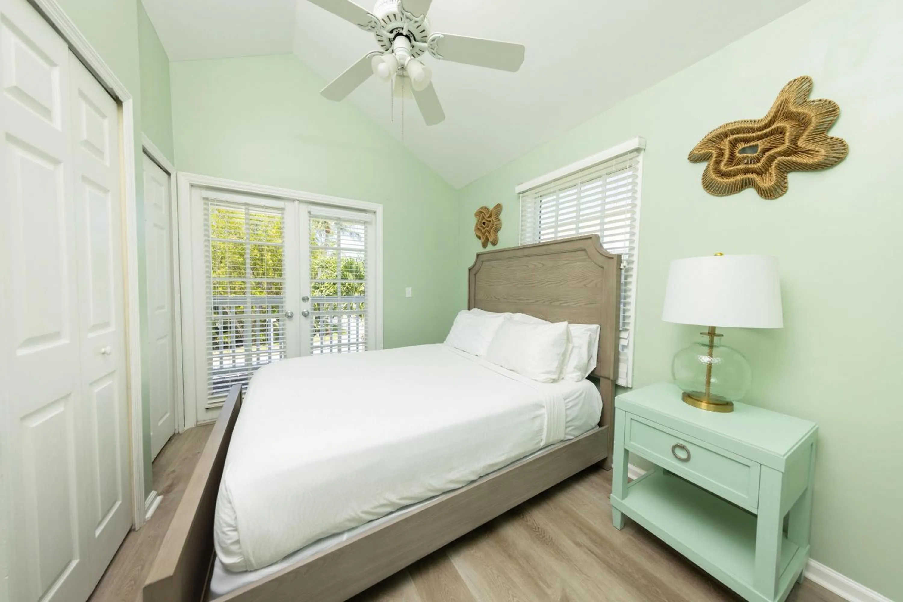 Photo of the whole room, Bed in Hawks Cay Resort