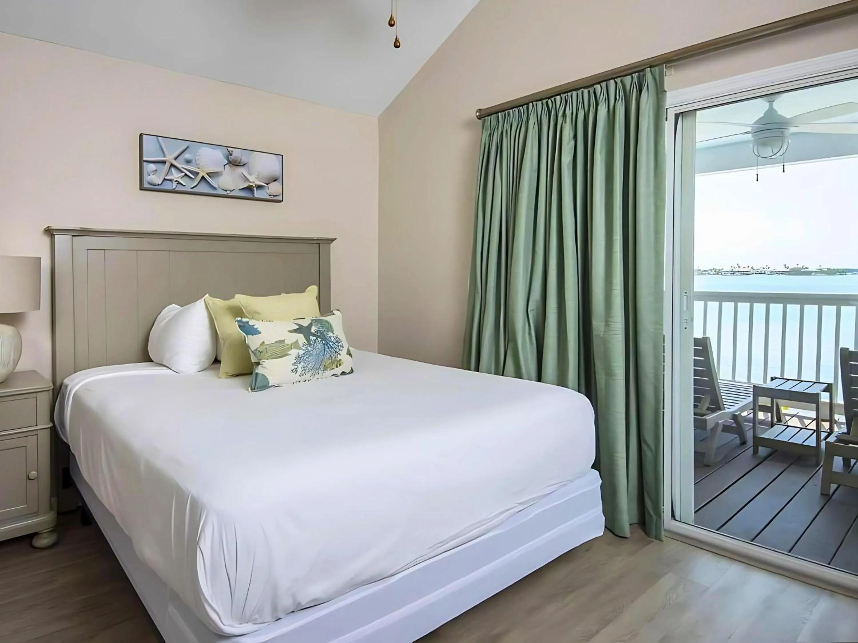 Photo of the whole room, Bed in Hawks Cay Resort