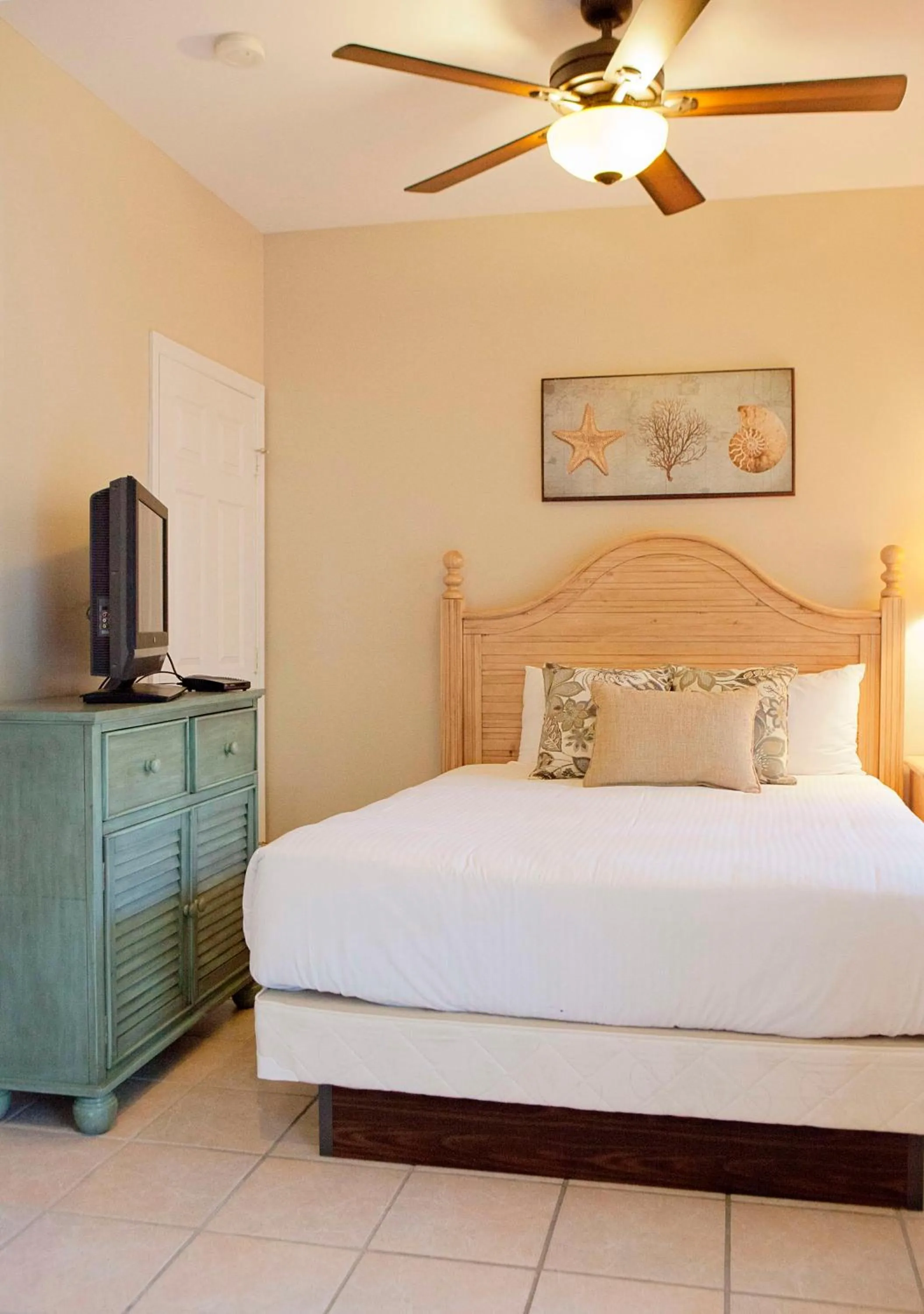 Photo of the whole room, Bed in Hawks Cay Resort