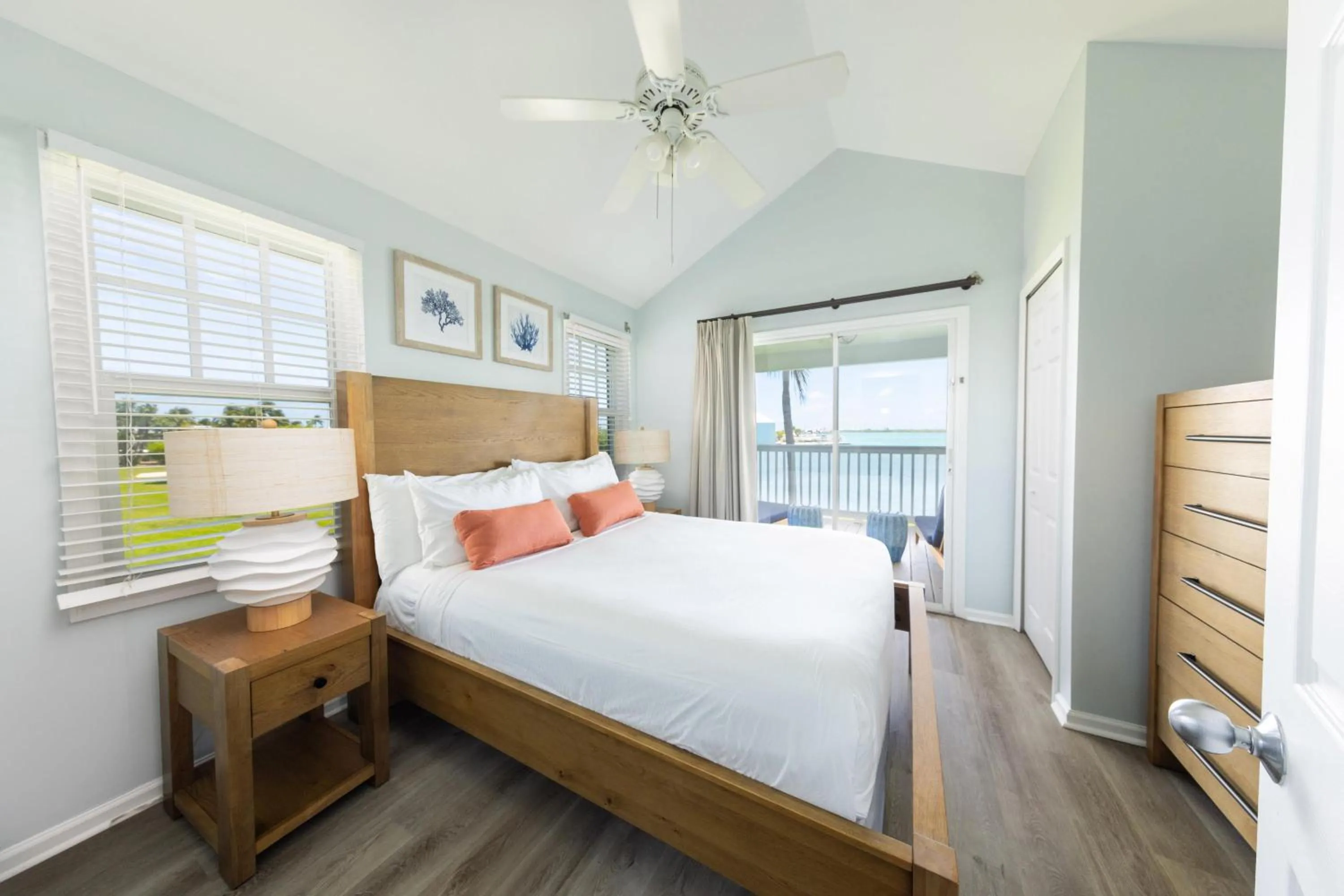 Photo of the whole room, Bed in Hawks Cay Resort