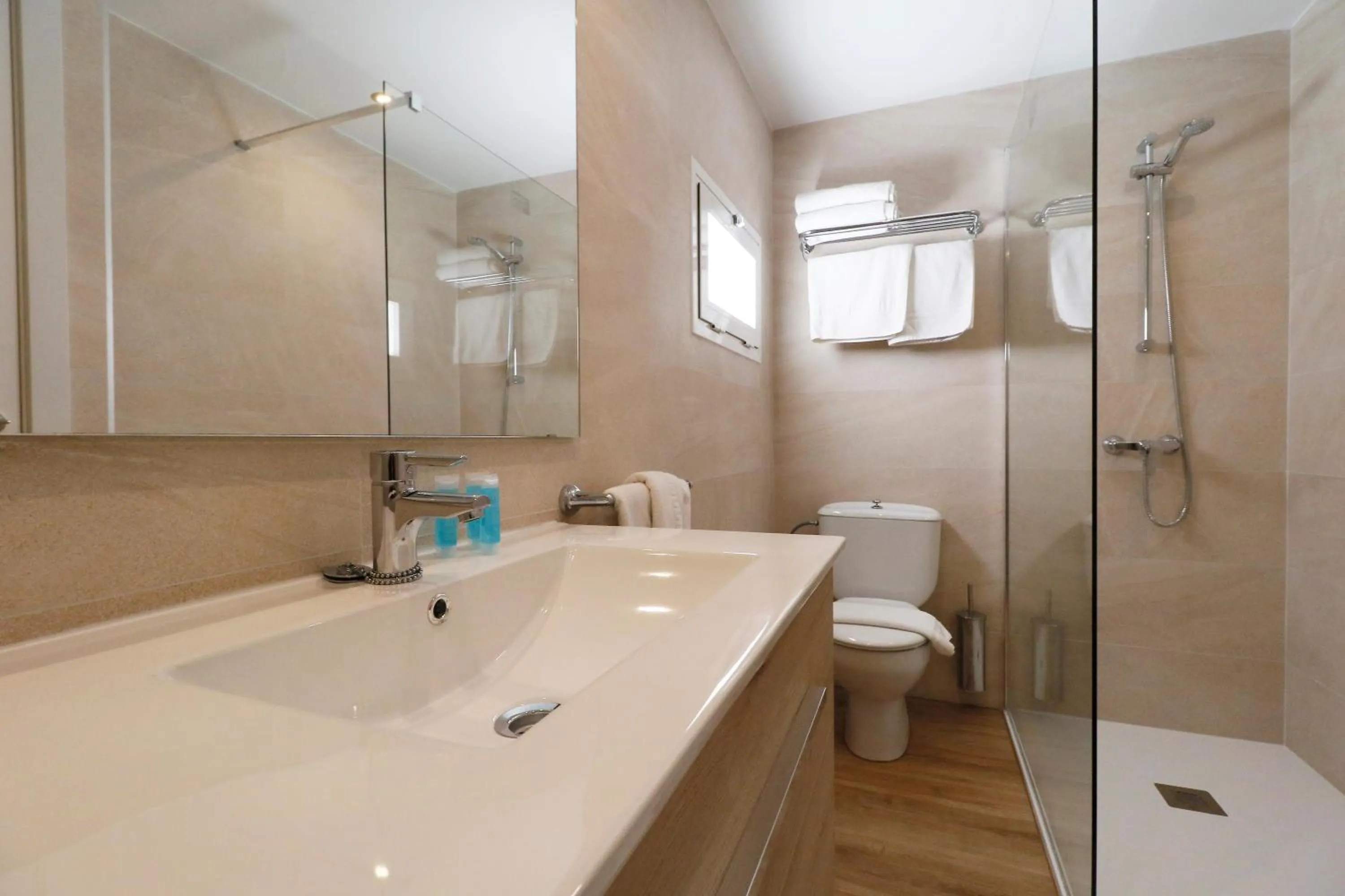 Shower in Naika Studios & Apartments