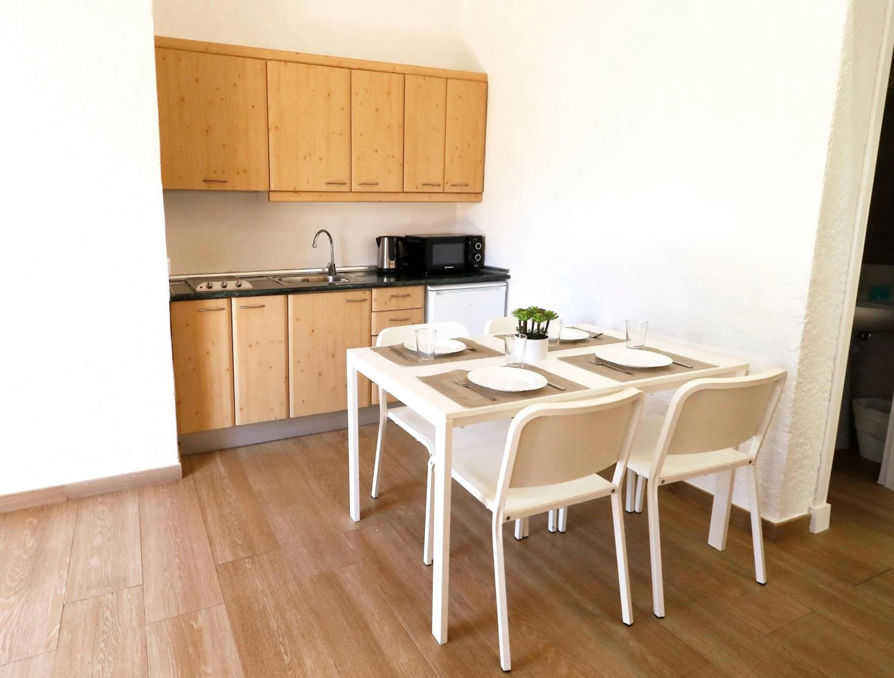 Restaurant/places to eat in Naika Studios & Apartments