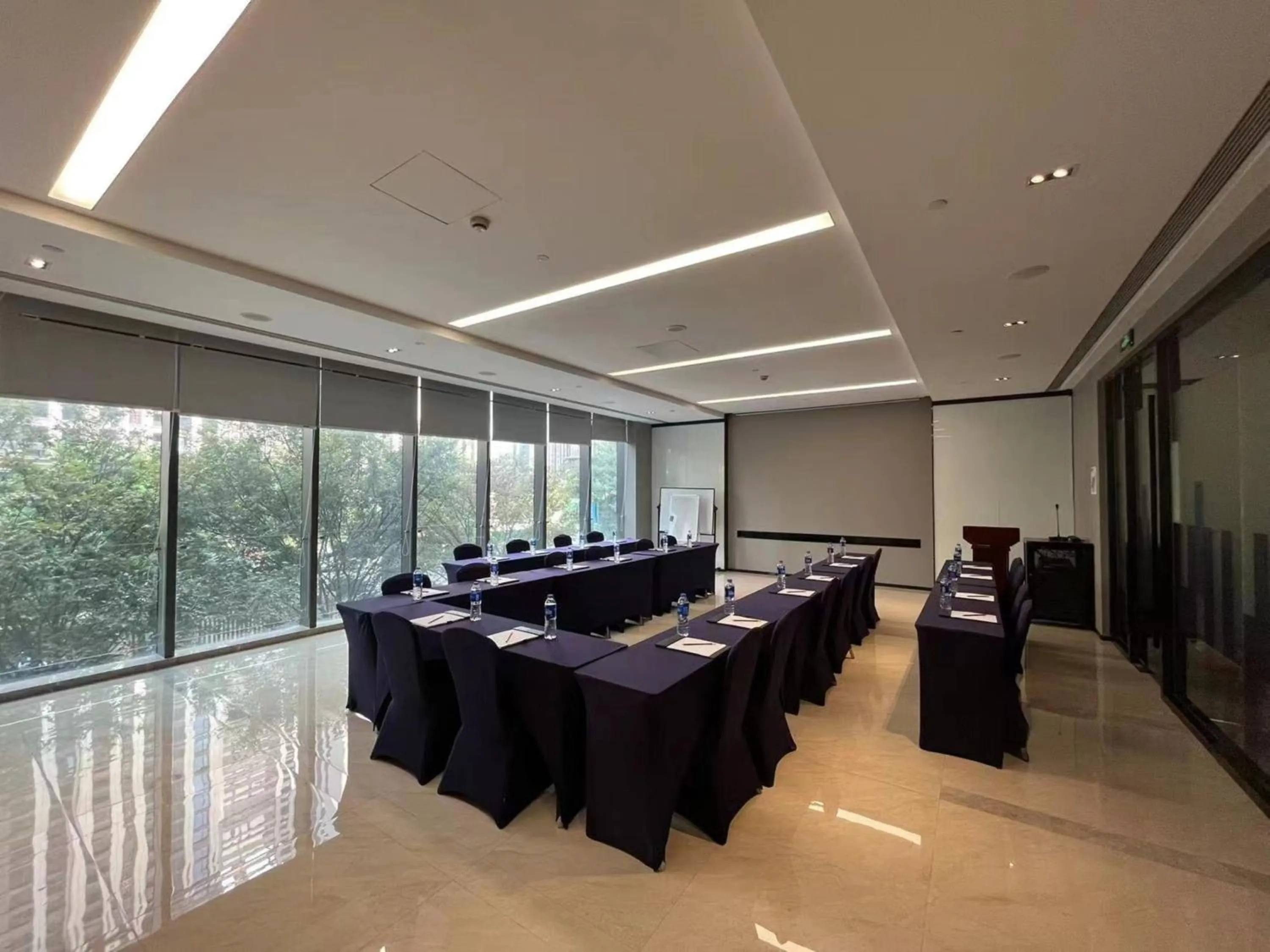 Meeting/conference room in Holiday Inn Express Fuzhou Downtown by IHG