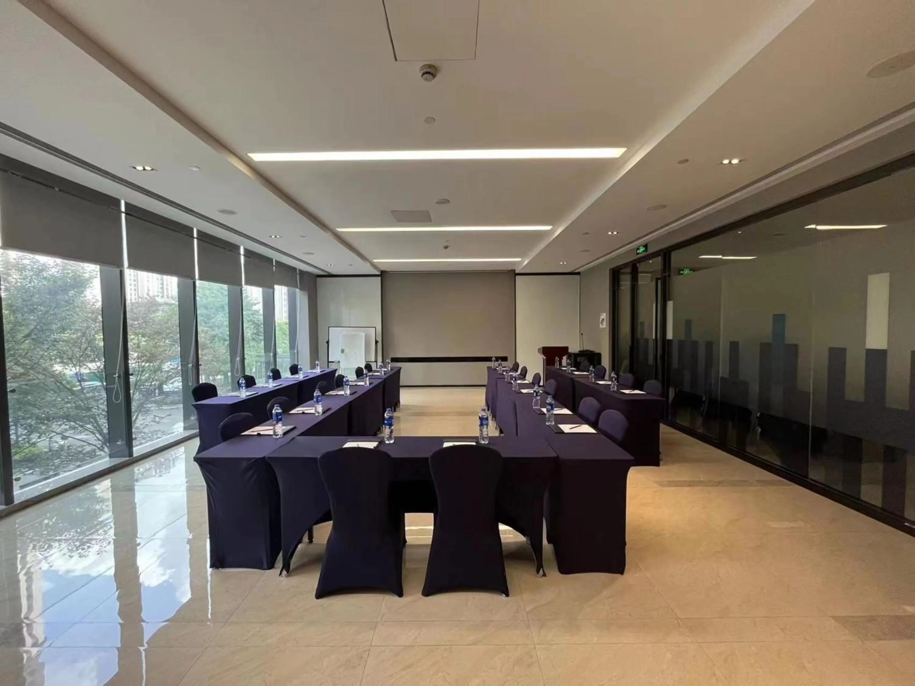 Meeting/conference room in Holiday Inn Express Fuzhou Downtown by IHG