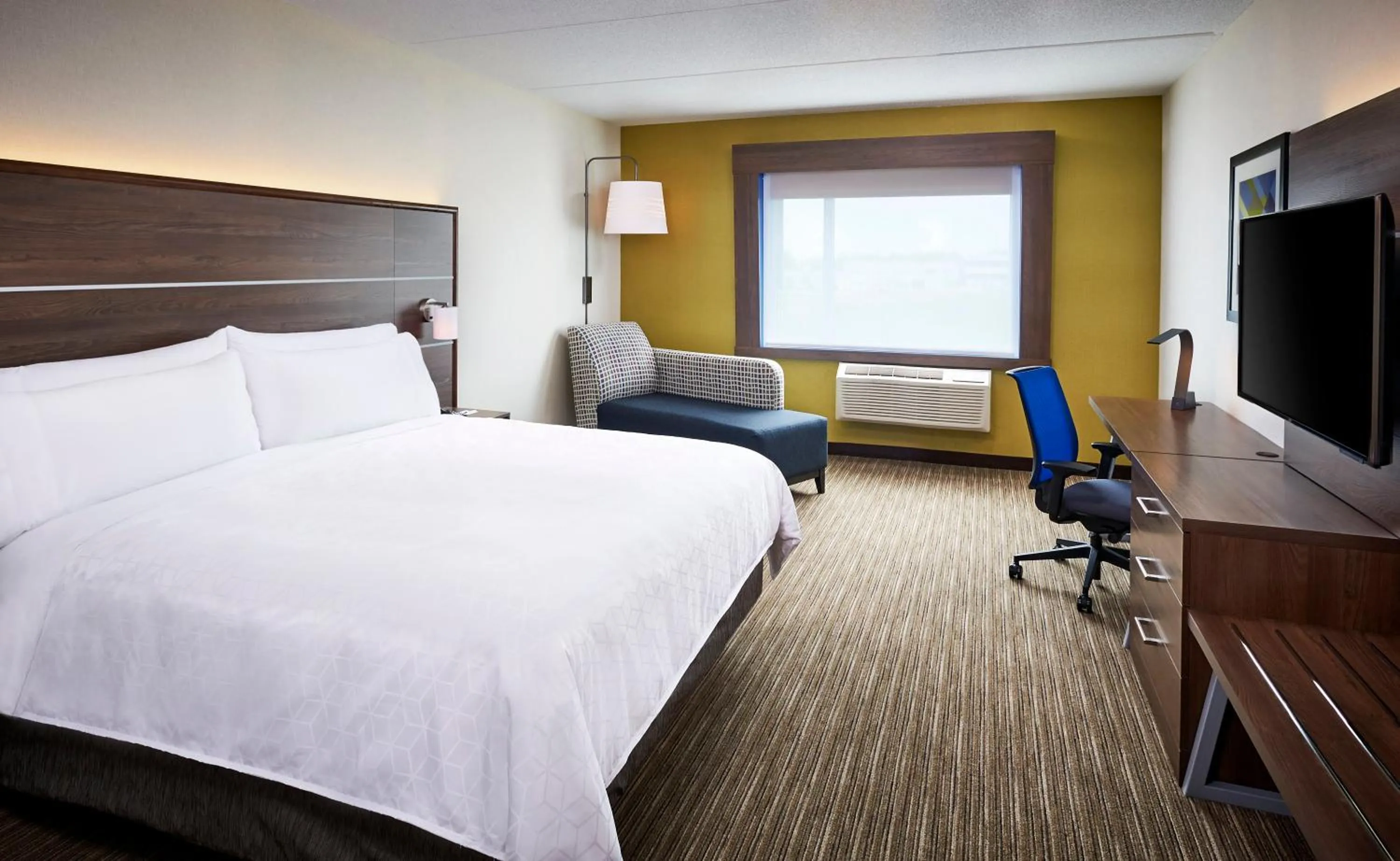 Photo of the whole room, Bed in Holiday Inn Express Niagara-On-The-Lake by IHG