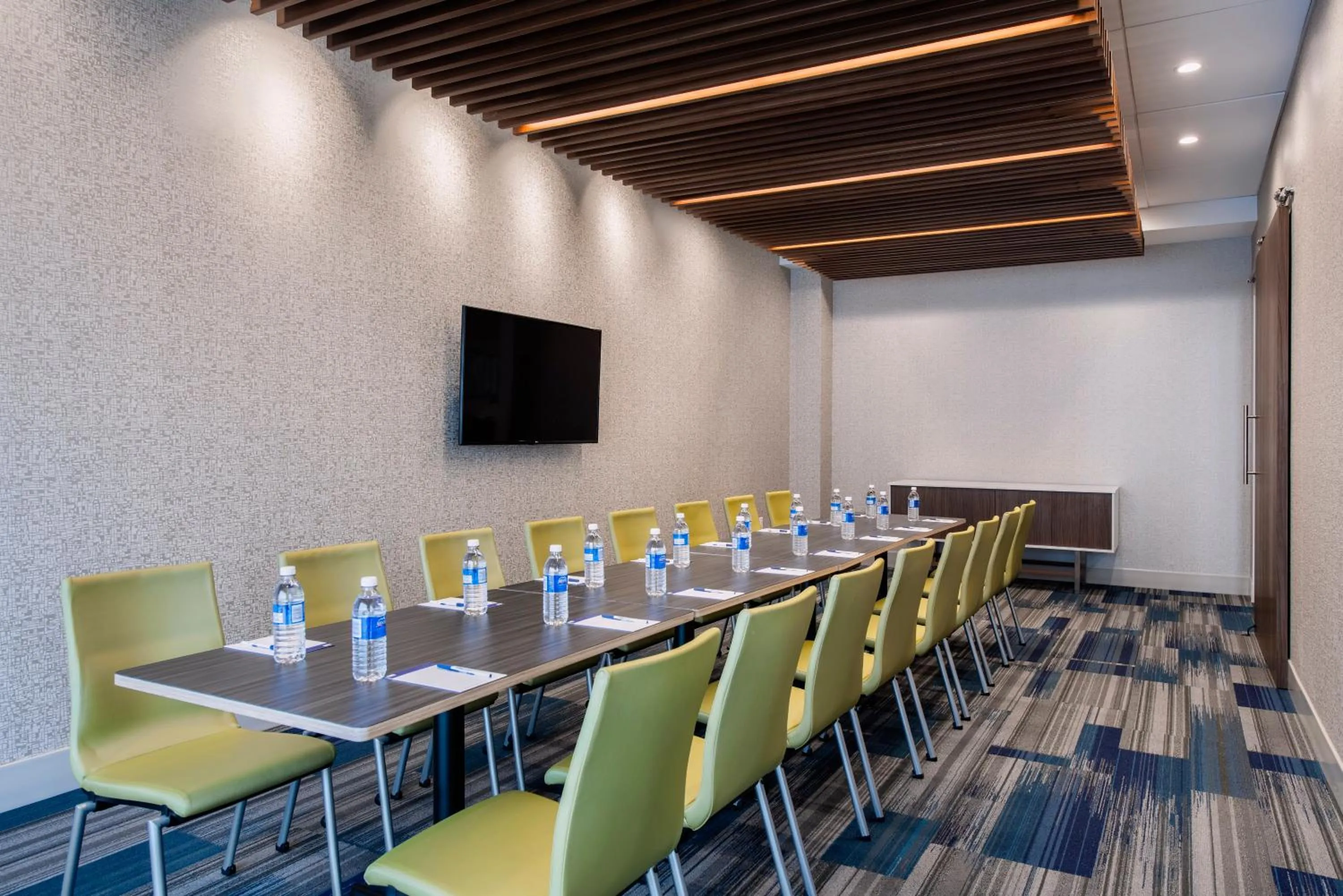 Meeting/conference room in Holiday Inn Express & Suites Kelowna - East by IHG