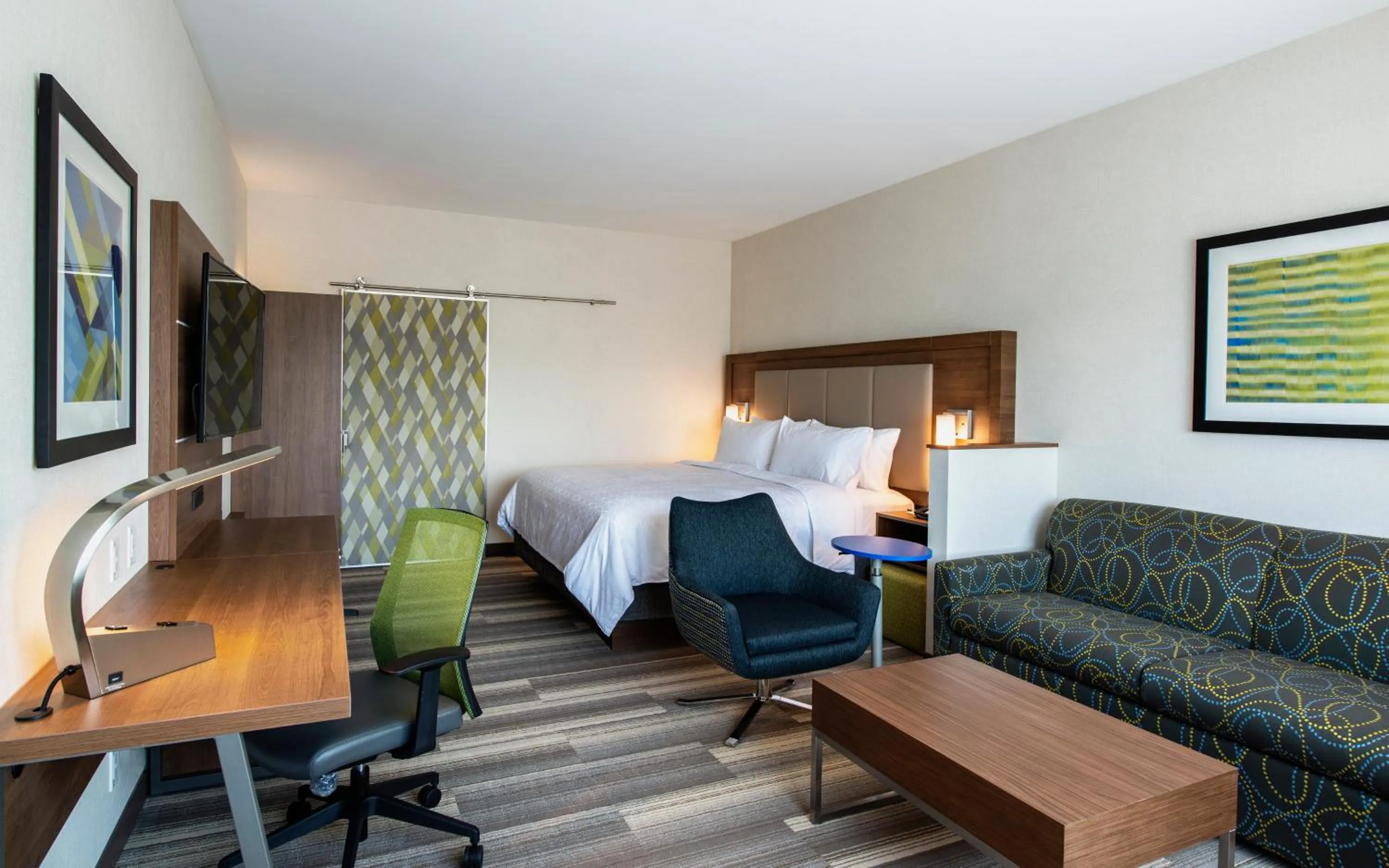 Bedroom in Holiday Inn Express & Suites Kelowna - East by IHG