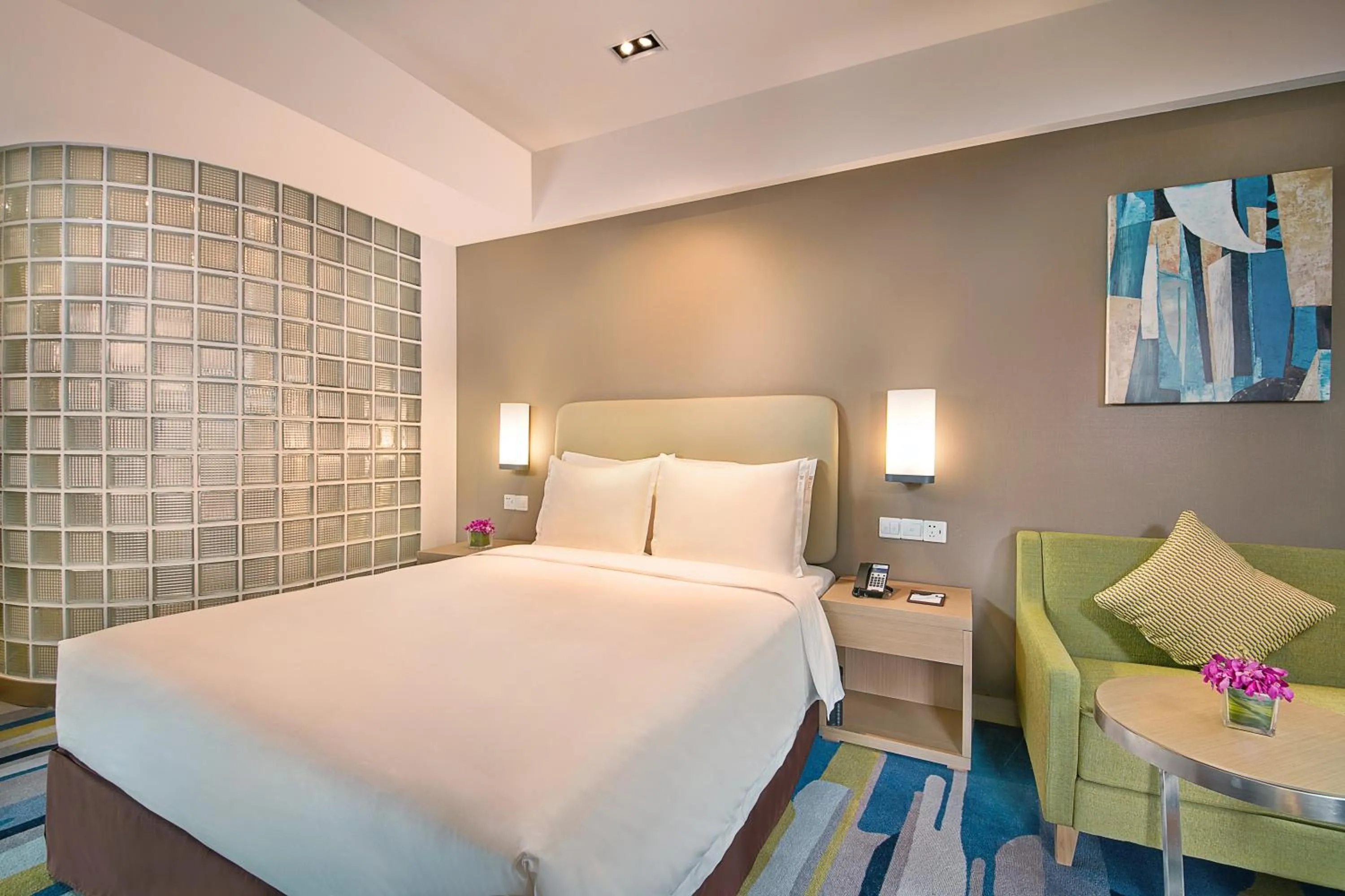 Photo of the whole room, Bed in Holiday Inn Express Hangzhou Gongshu by IHG