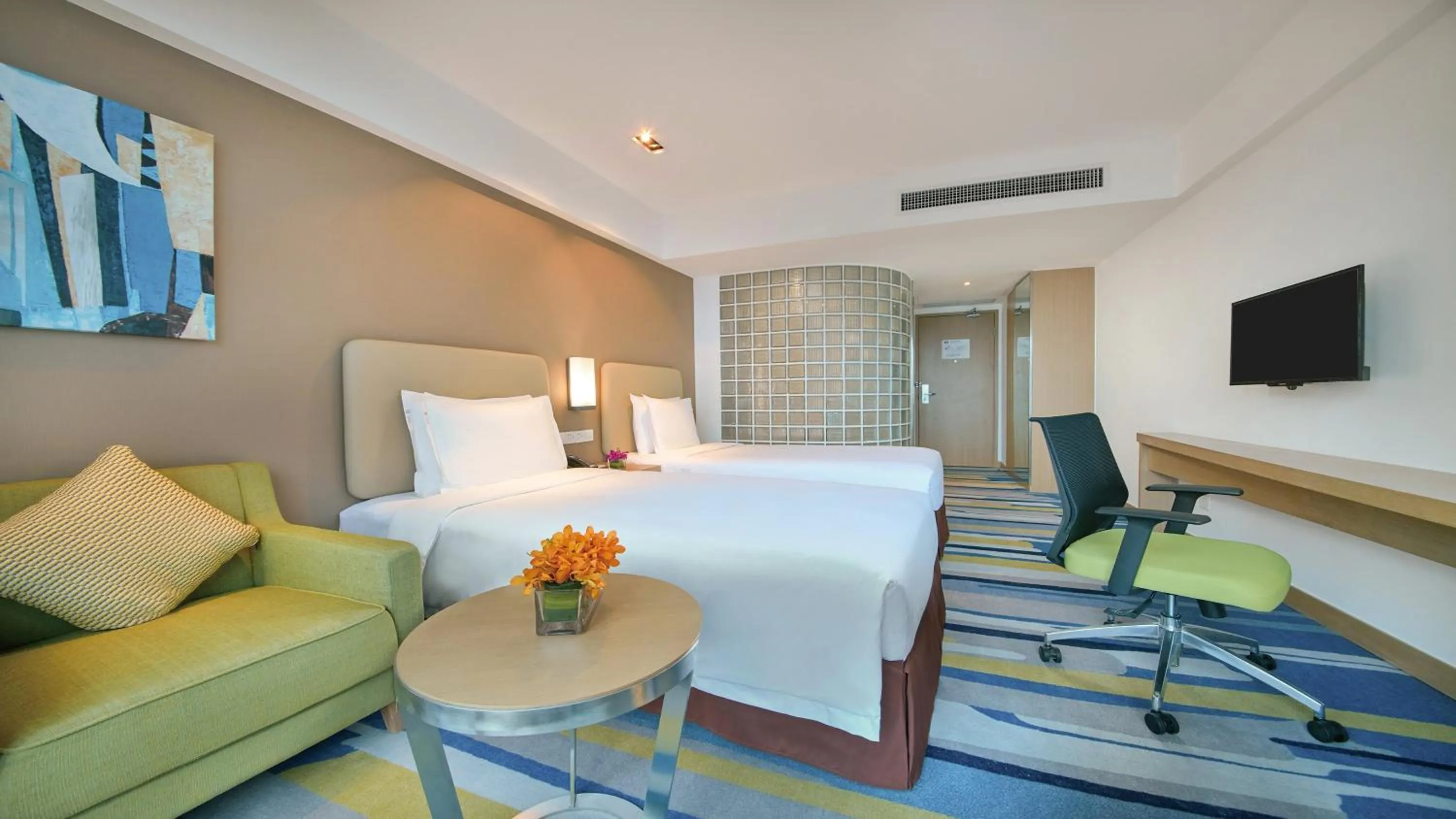 Photo of the whole room, Bed in Holiday Inn Express Hangzhou Gongshu by IHG