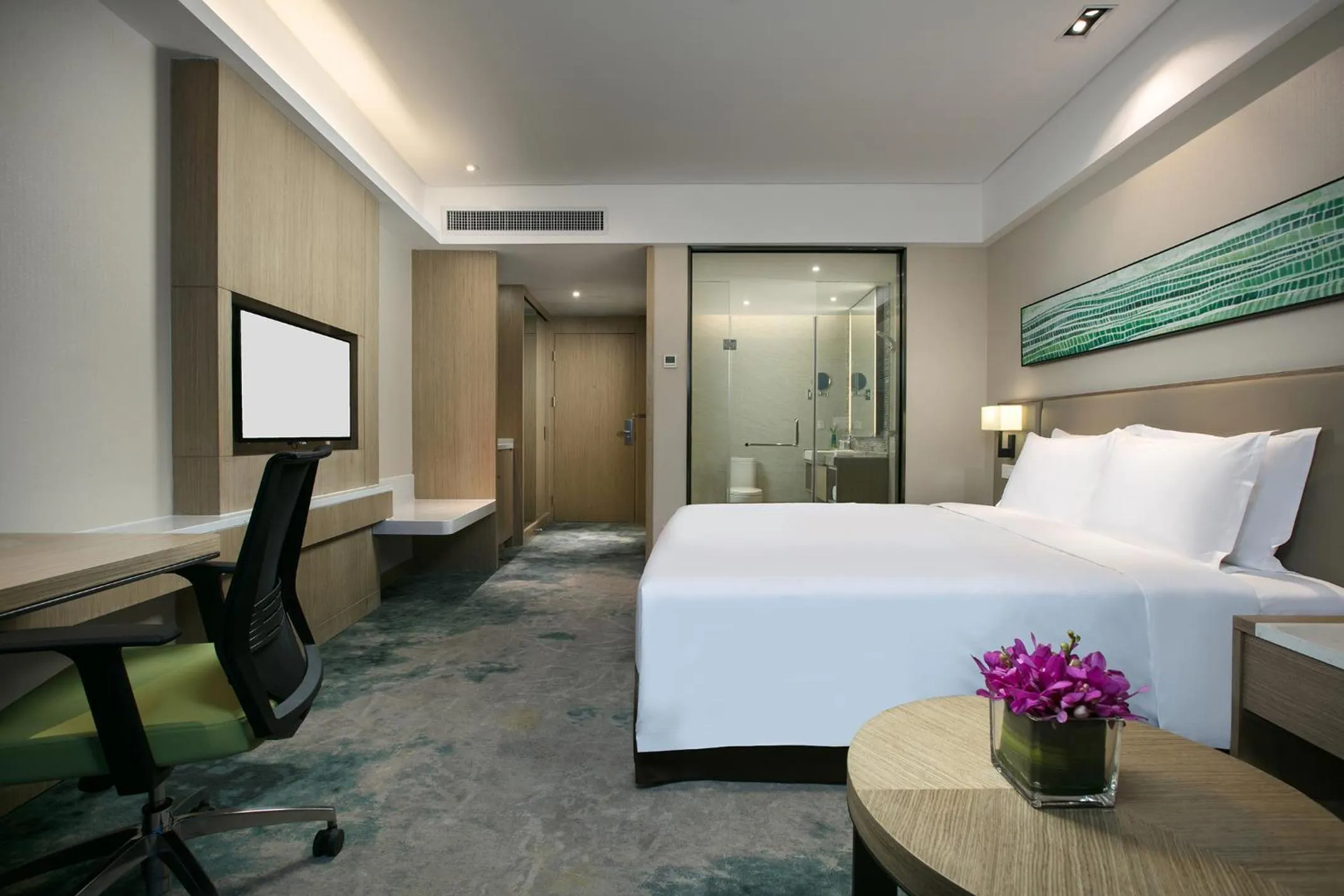 Photo of the whole room, Bed in Holiday Inn Hangzhou Gongshu by IHG