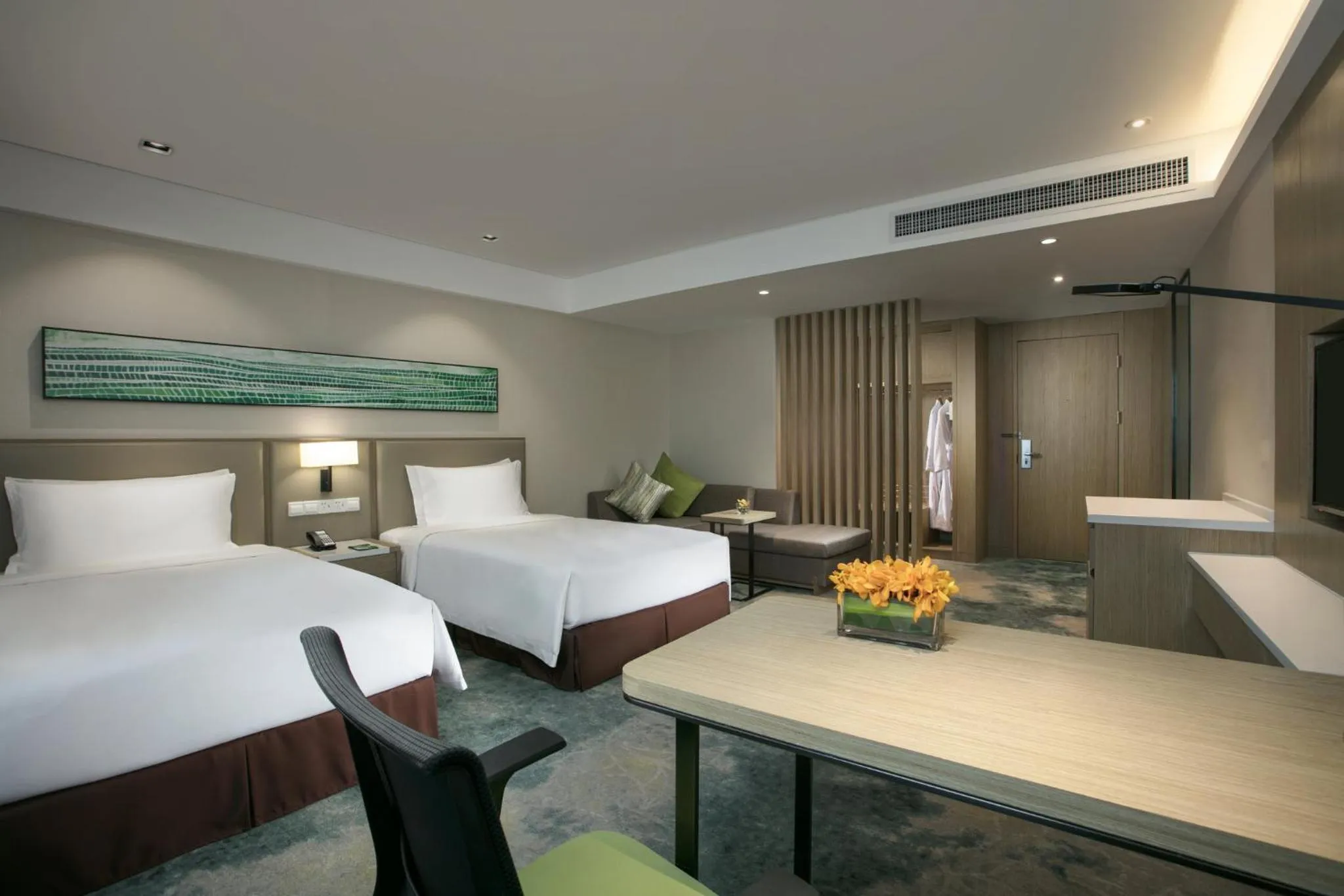 Photo of the whole room, Bed in Holiday Inn Hangzhou Gongshu by IHG