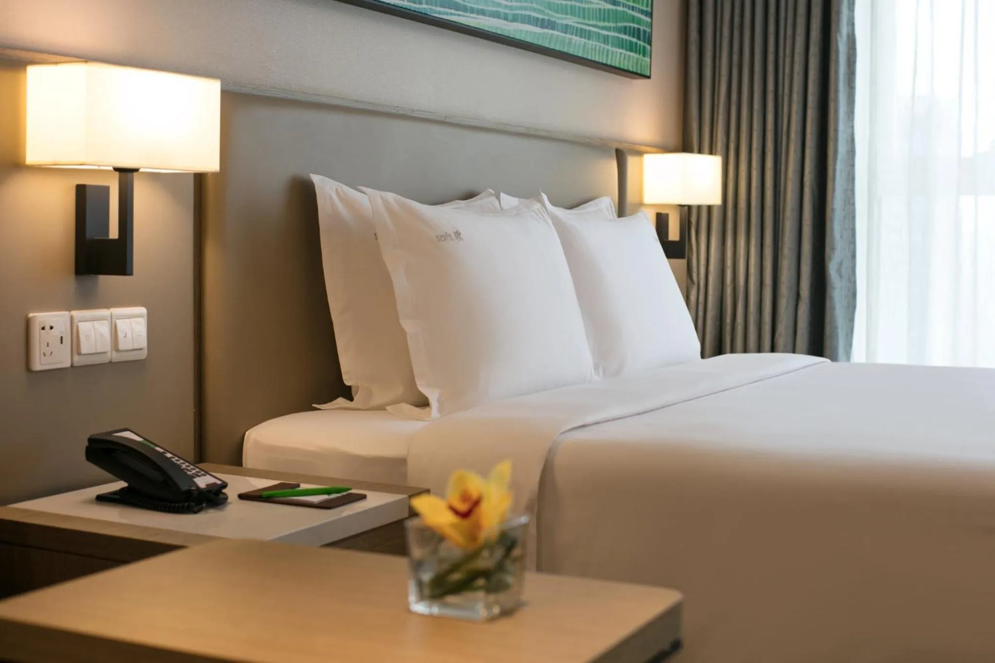 Photo of the whole room, Bed in Holiday Inn Hangzhou Gongshu by IHG