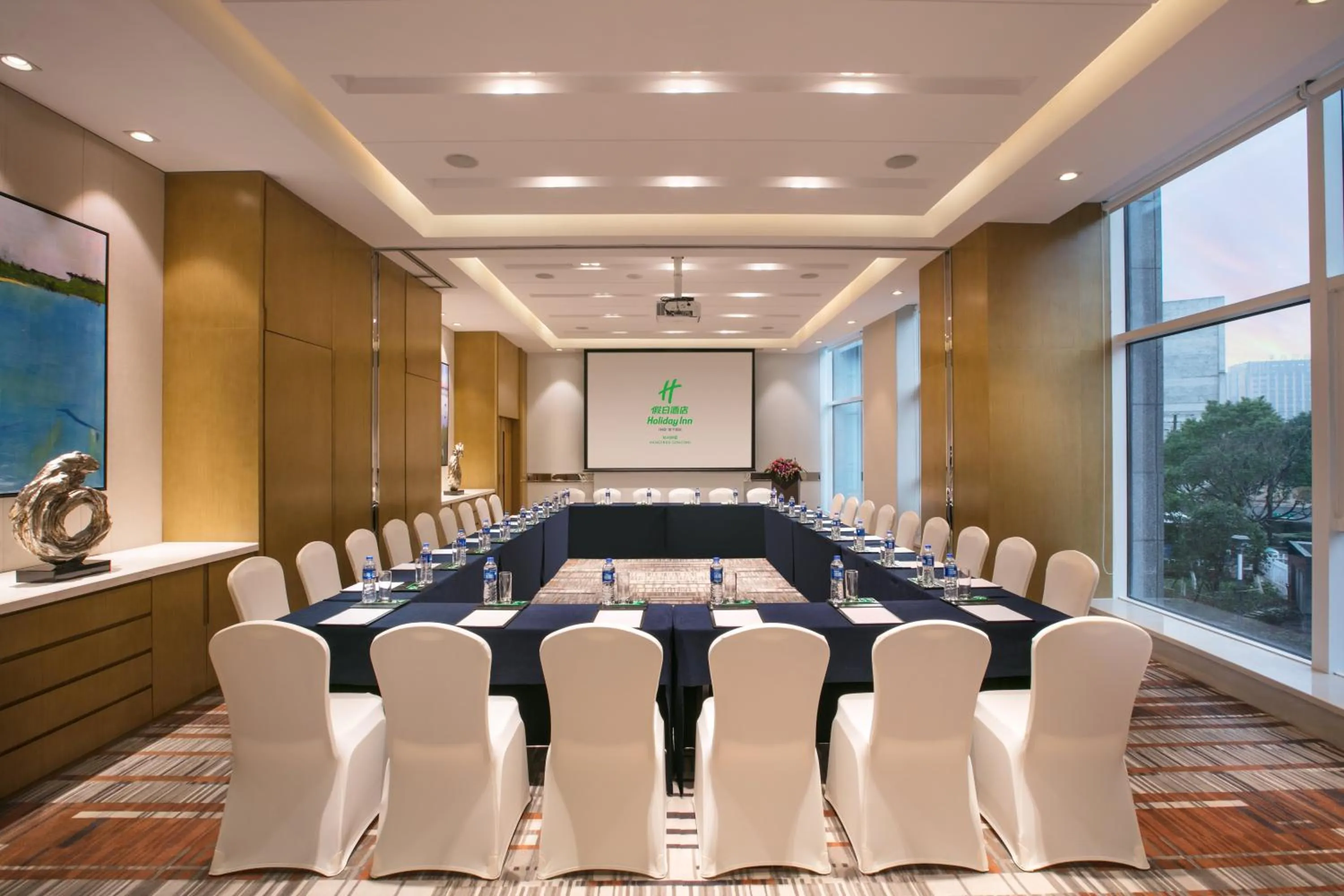 Meeting/conference room in Holiday Inn Hangzhou Gongshu by IHG