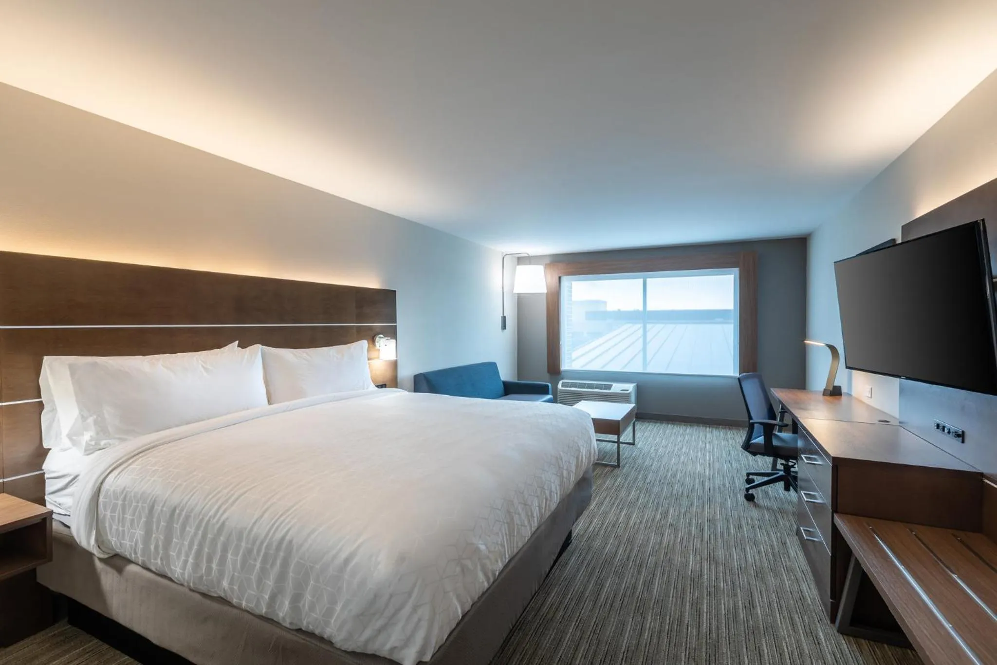 Photo of the whole room, Bed in Holiday Inn Express & Suites Gainesville - Lake Lanier Area by IHG