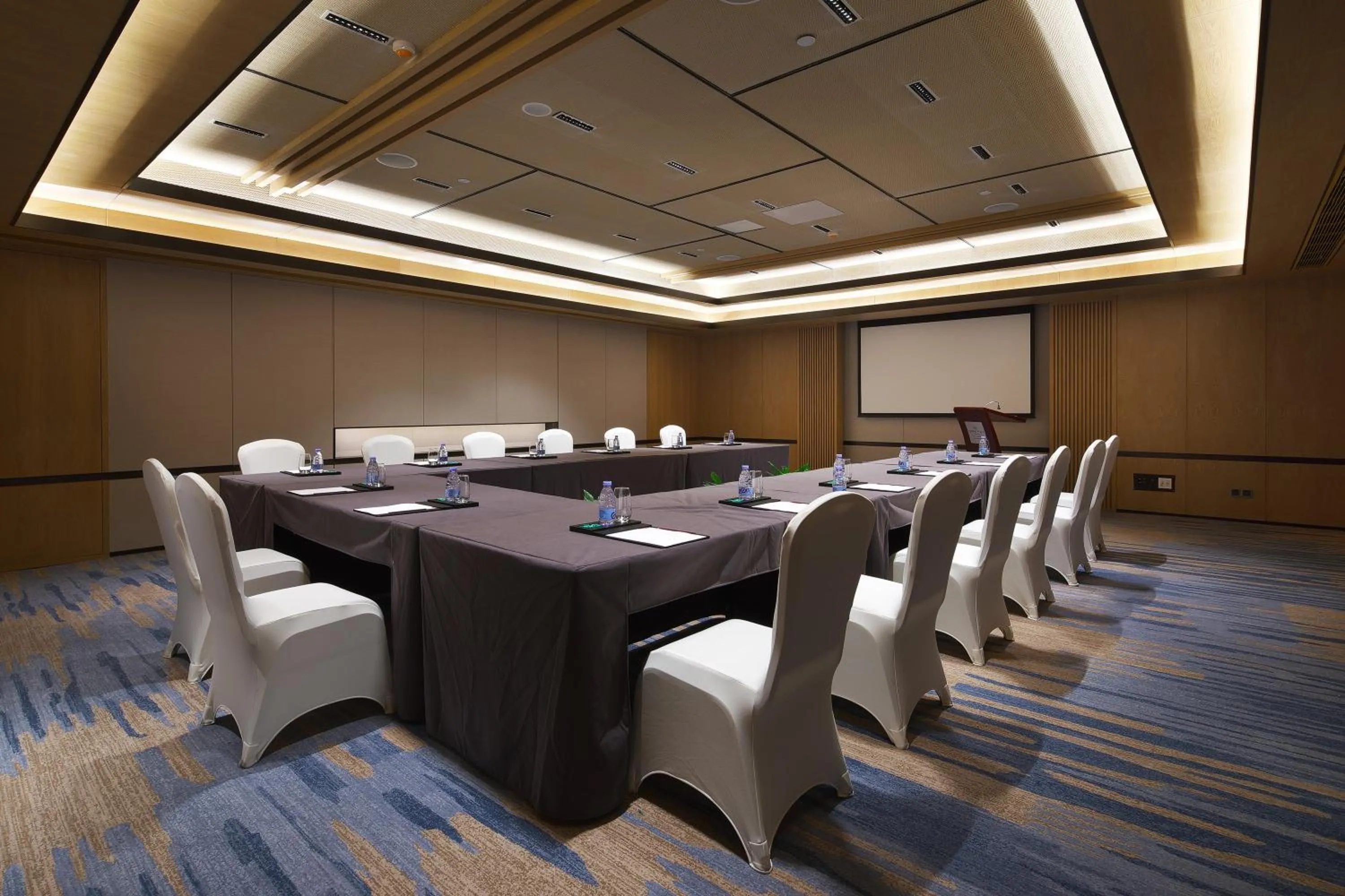 Meeting/conference room in Crowne Plaza Nanchang Wanli by IHG
