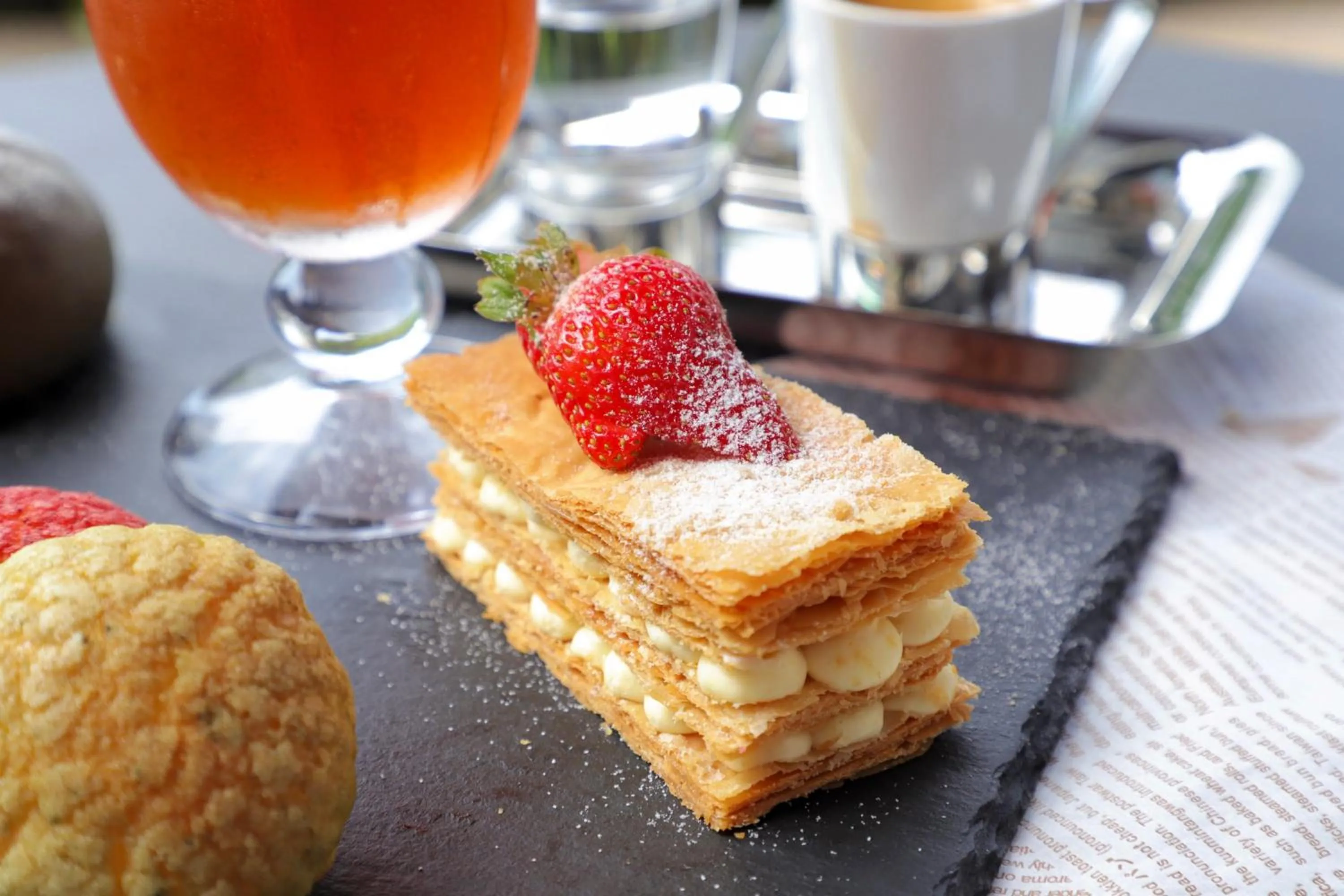 Lounge or bar in Crowne Plaza Nanchang Wanli by IHG