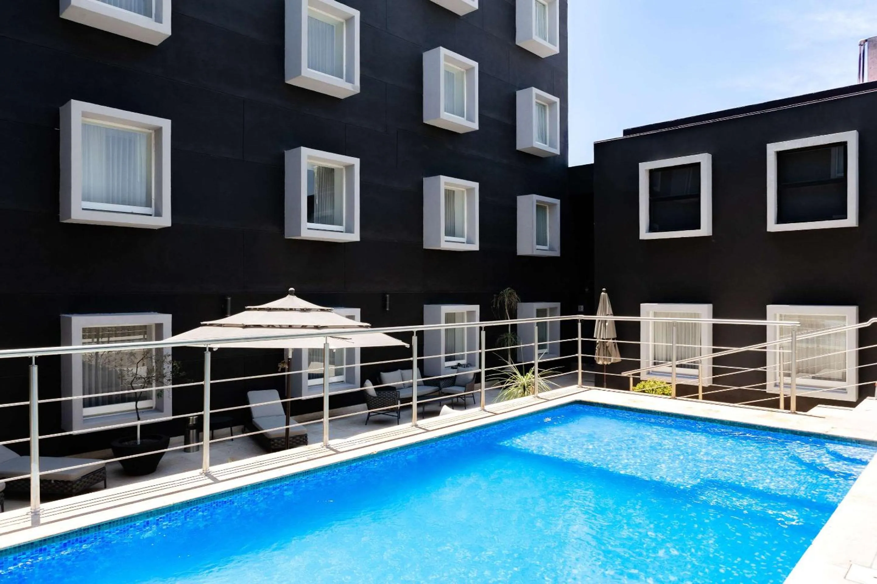 Swimming pool in Comfort Inn Queretaro Tecnologico