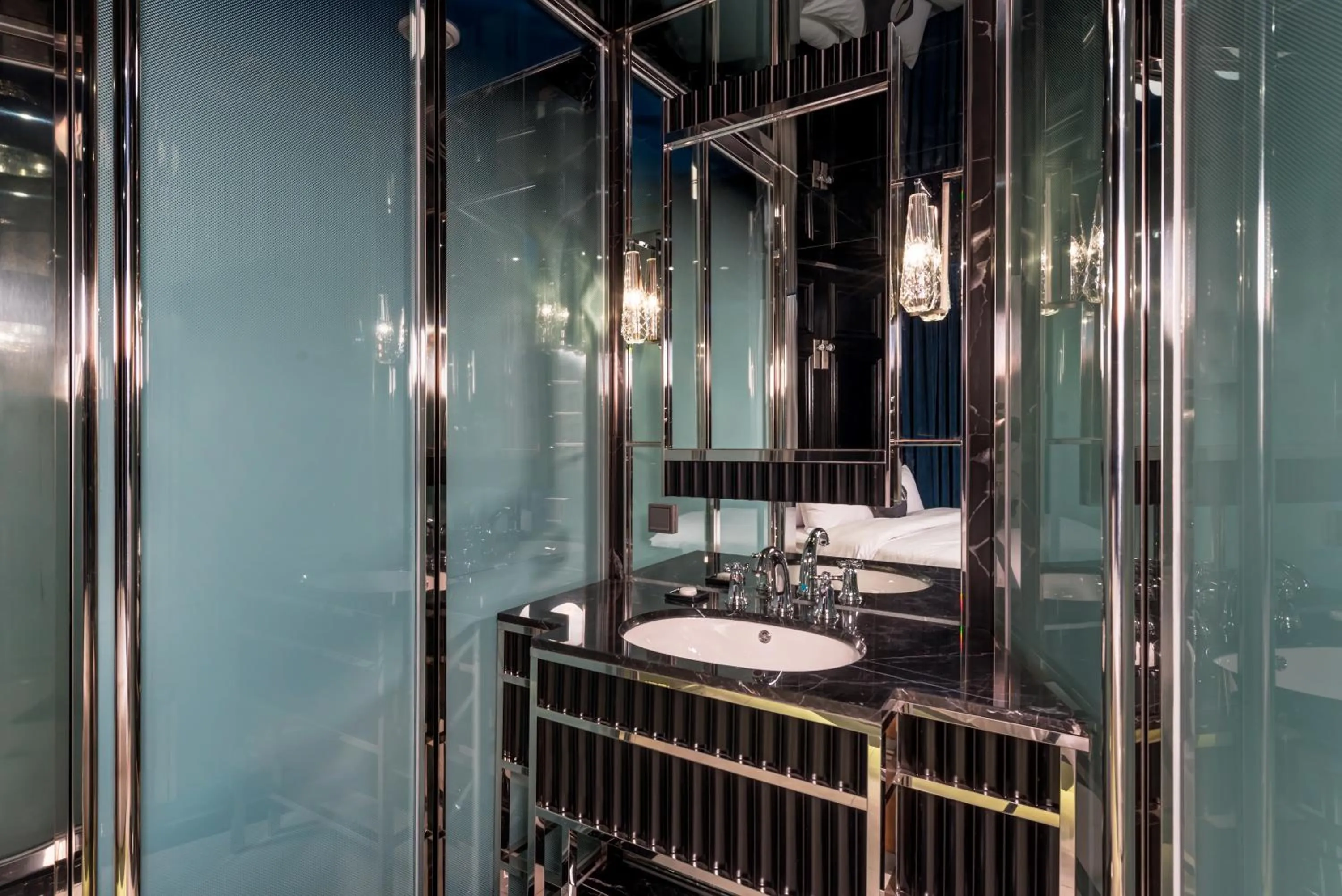 Shower in Hotel The Designers DDP