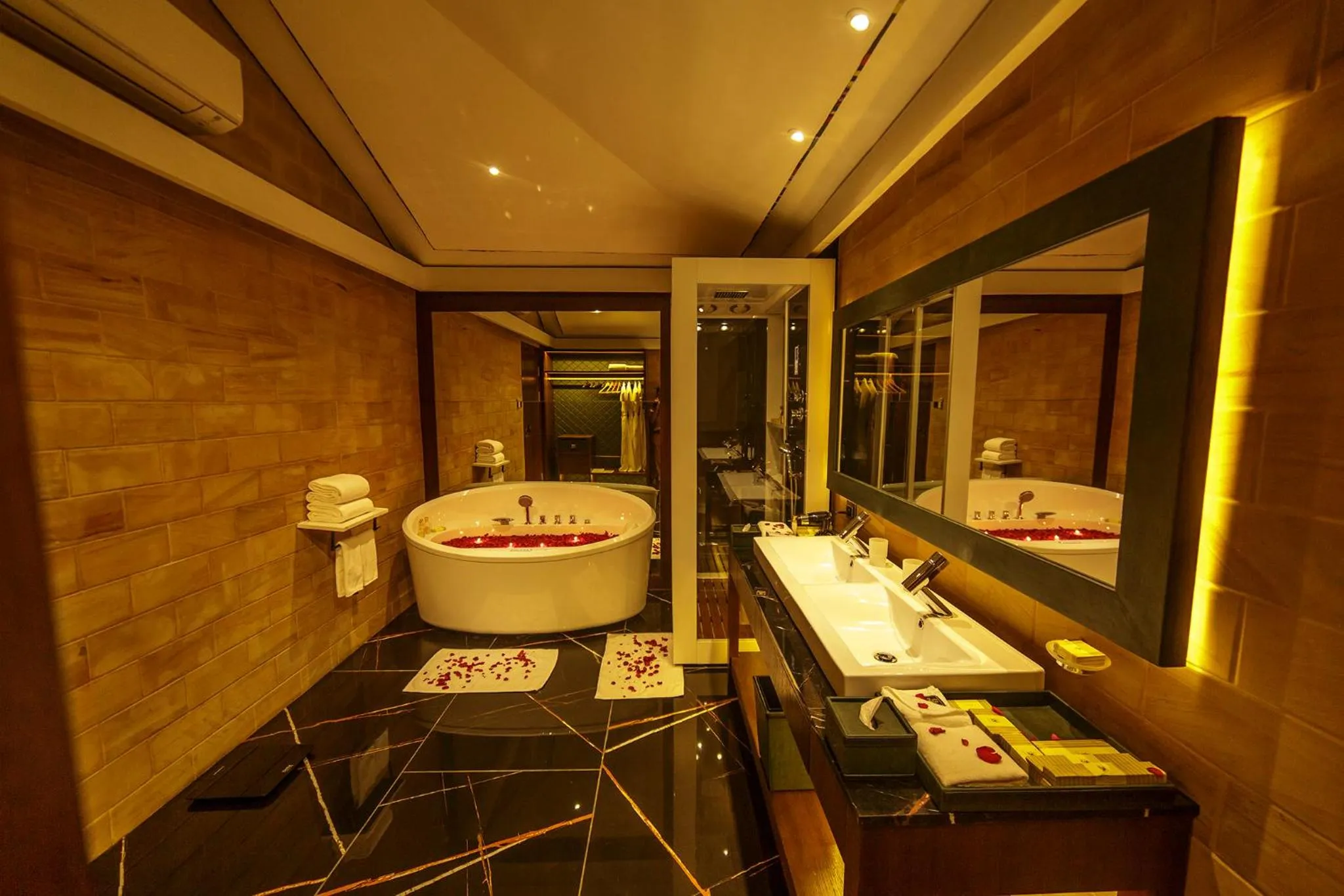 Shower in DATA Resort by Della Adventure