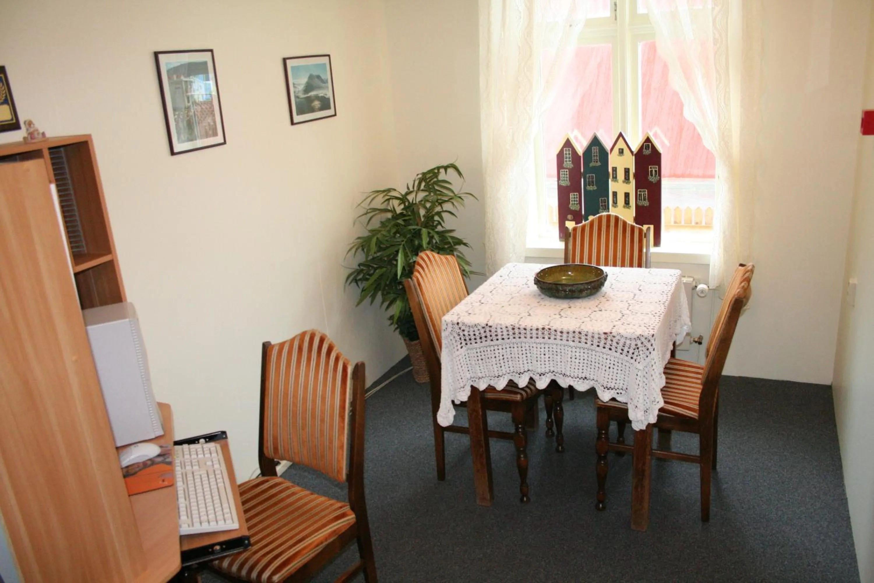 Communal lounge/ TV room in Guesthouse Gamla