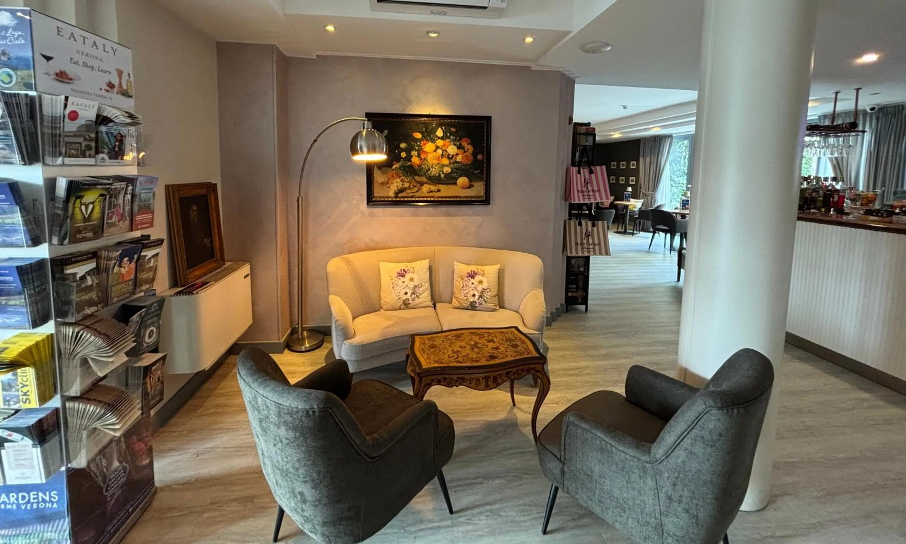 Lobby or reception in Hotel Alfieri