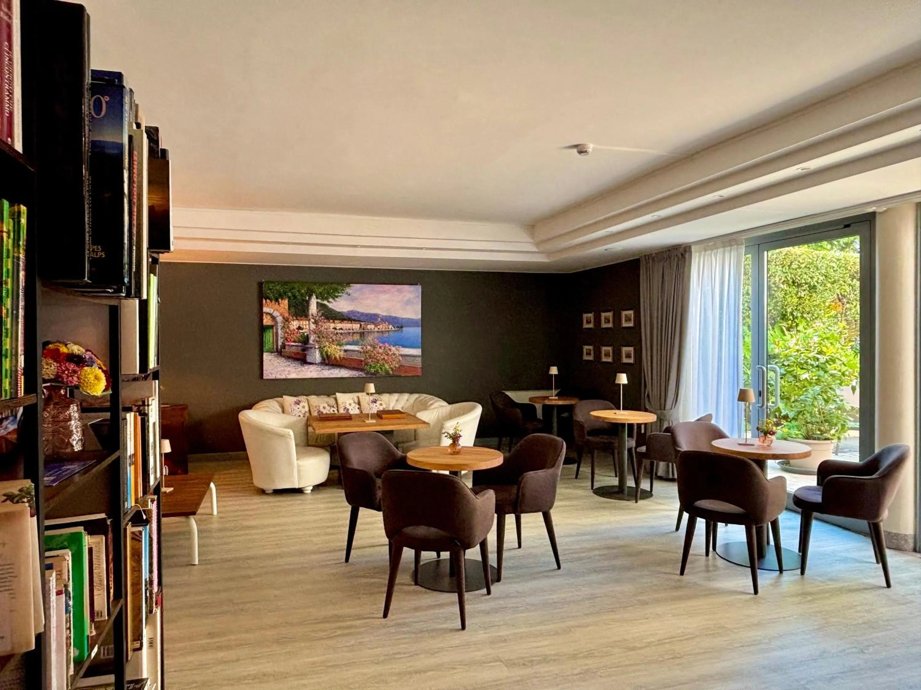 Library in Hotel Alfieri