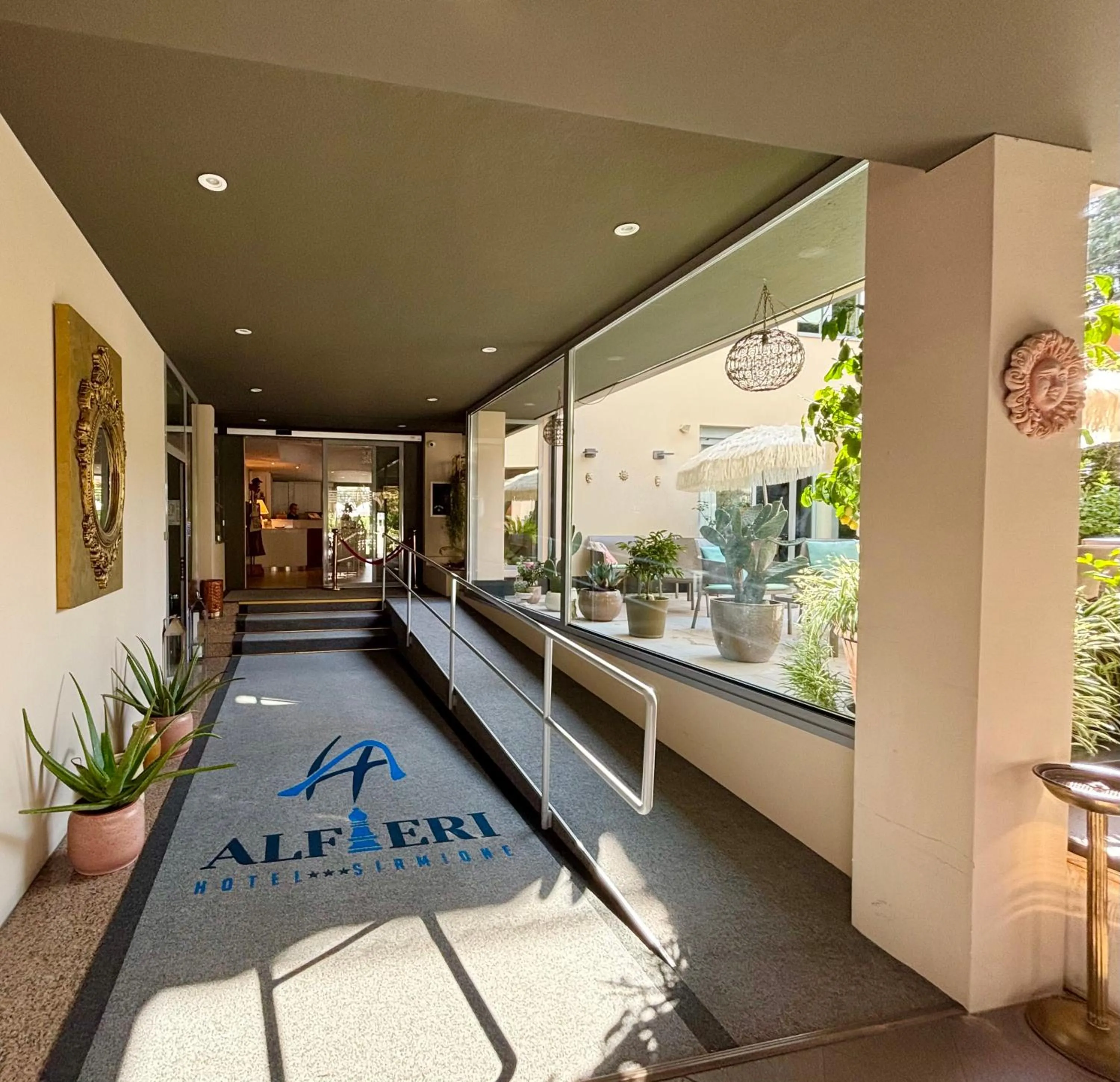 Facade/entrance in Hotel Alfieri