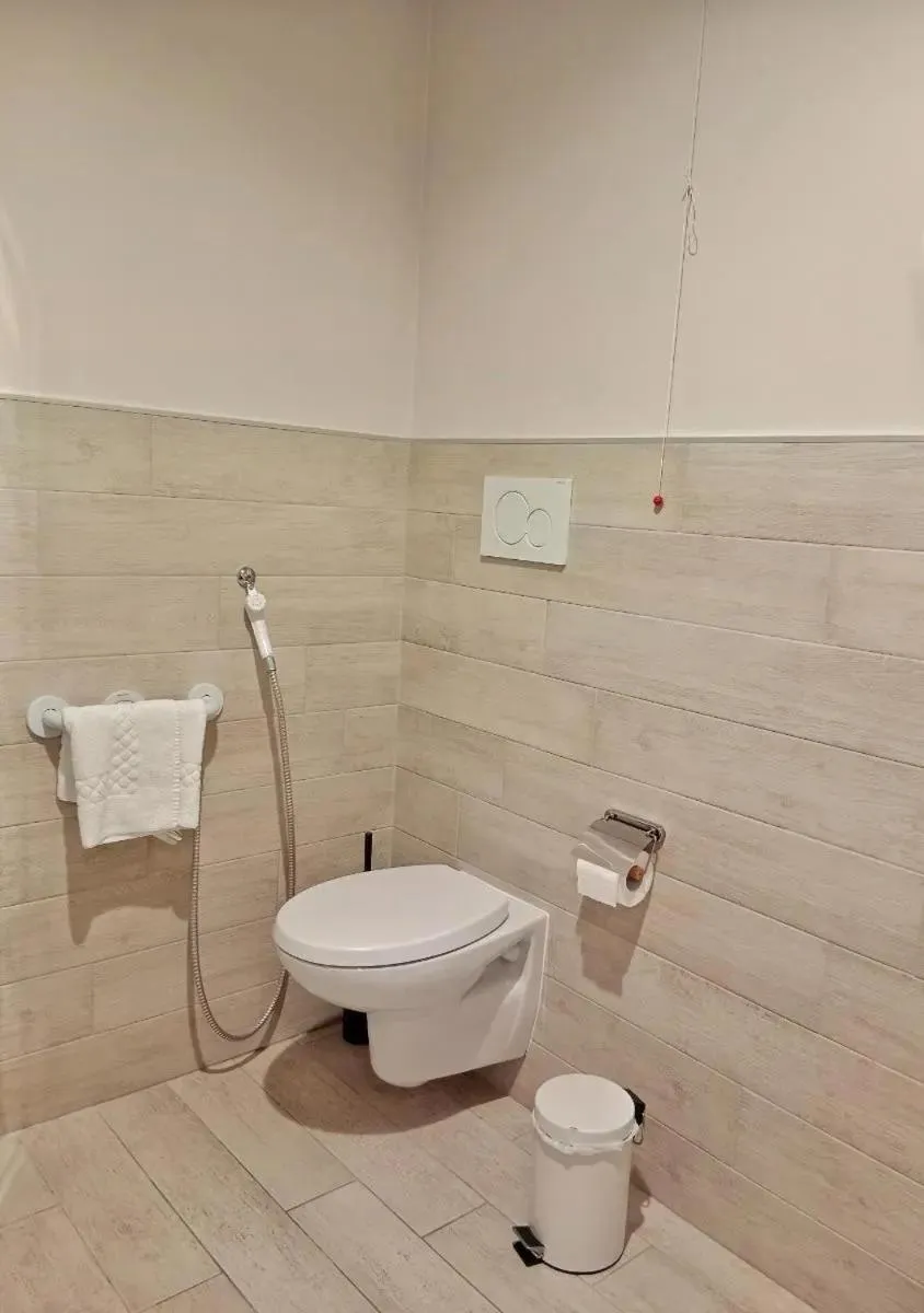 Toilet in Relais Totì BeB bed e breakfast