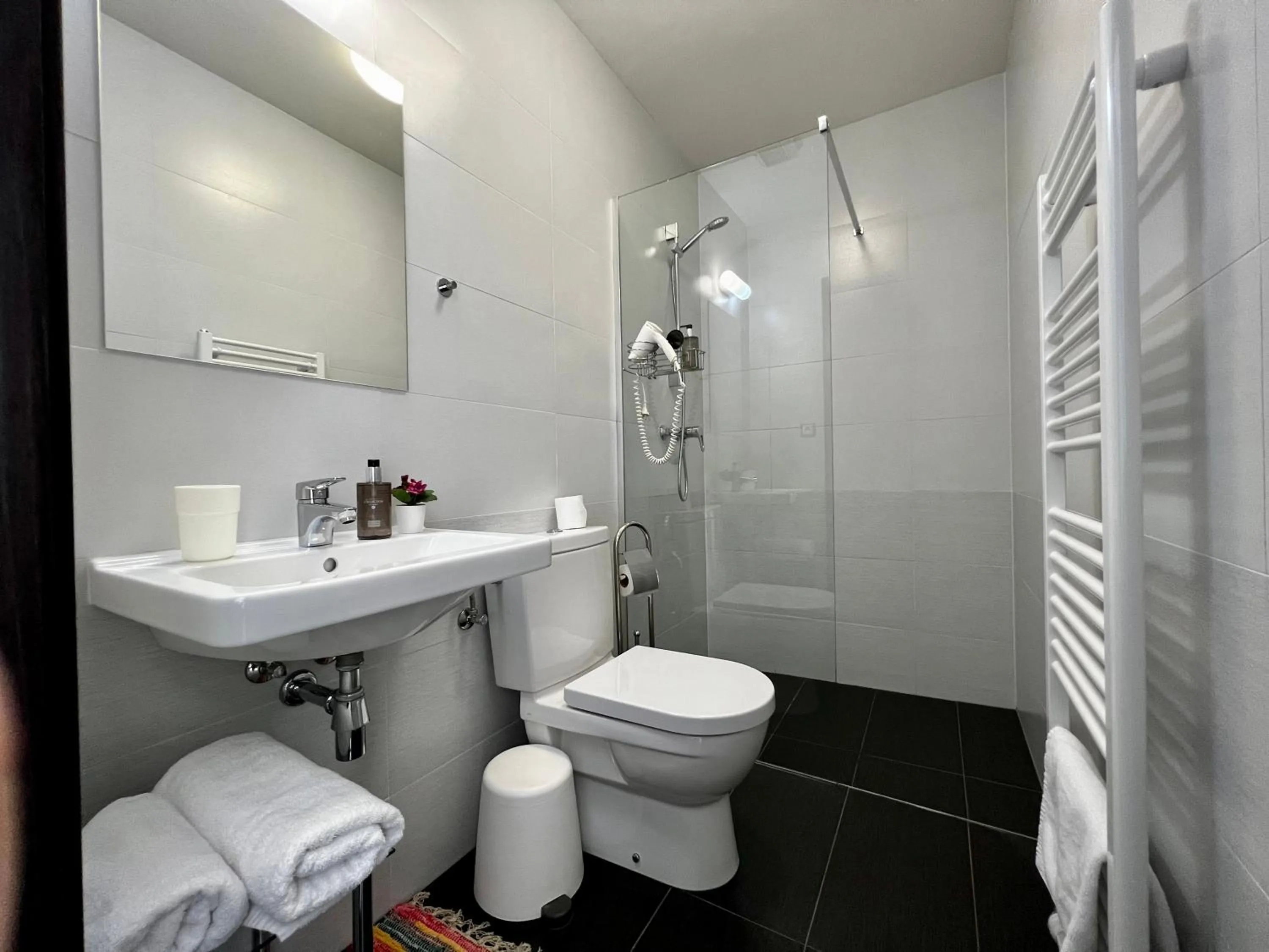 Shower in Grand Petit Hotel ex Shato Gesson