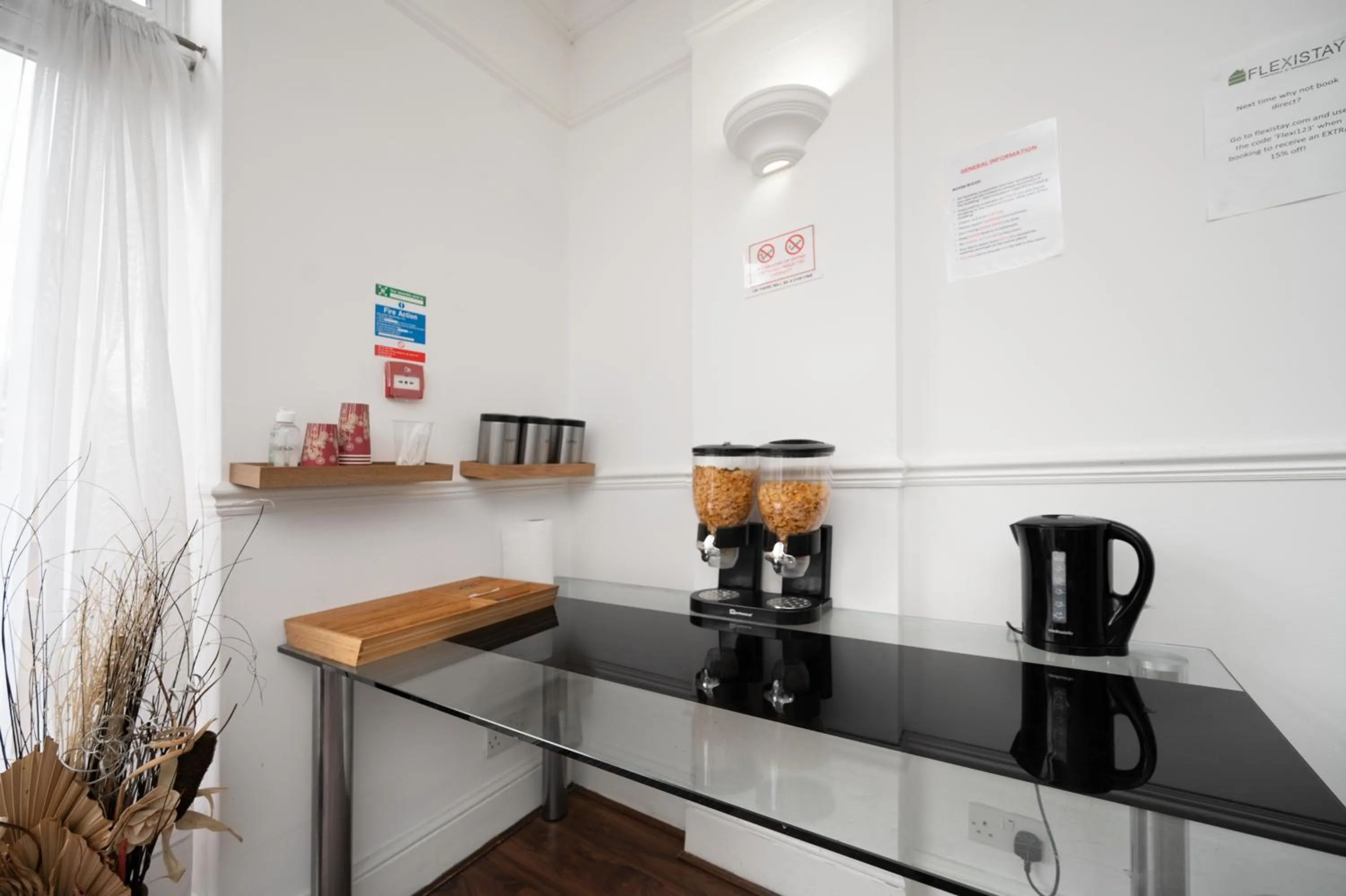 Communal lounge/ TV room in Flexistay Norbury Aparthotel