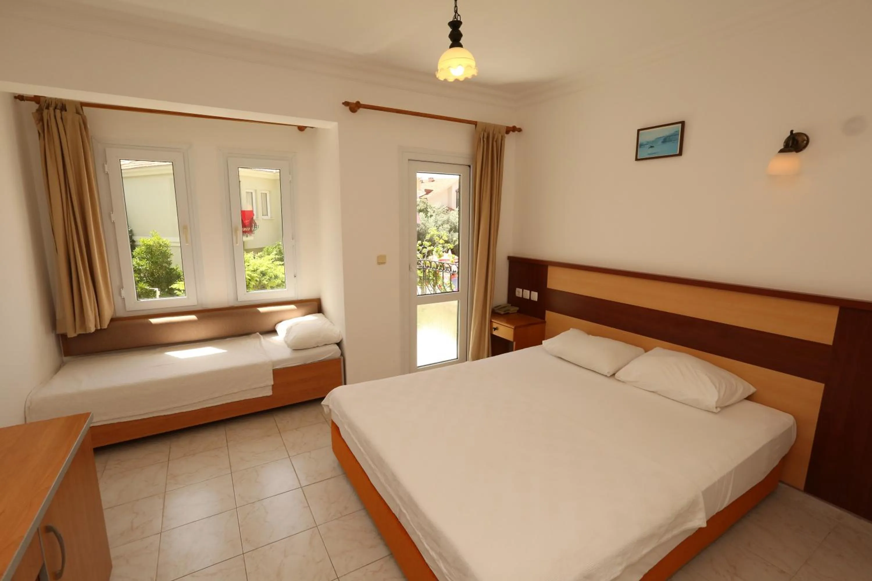 Photo of the whole room, Bed in The Tower Hotel