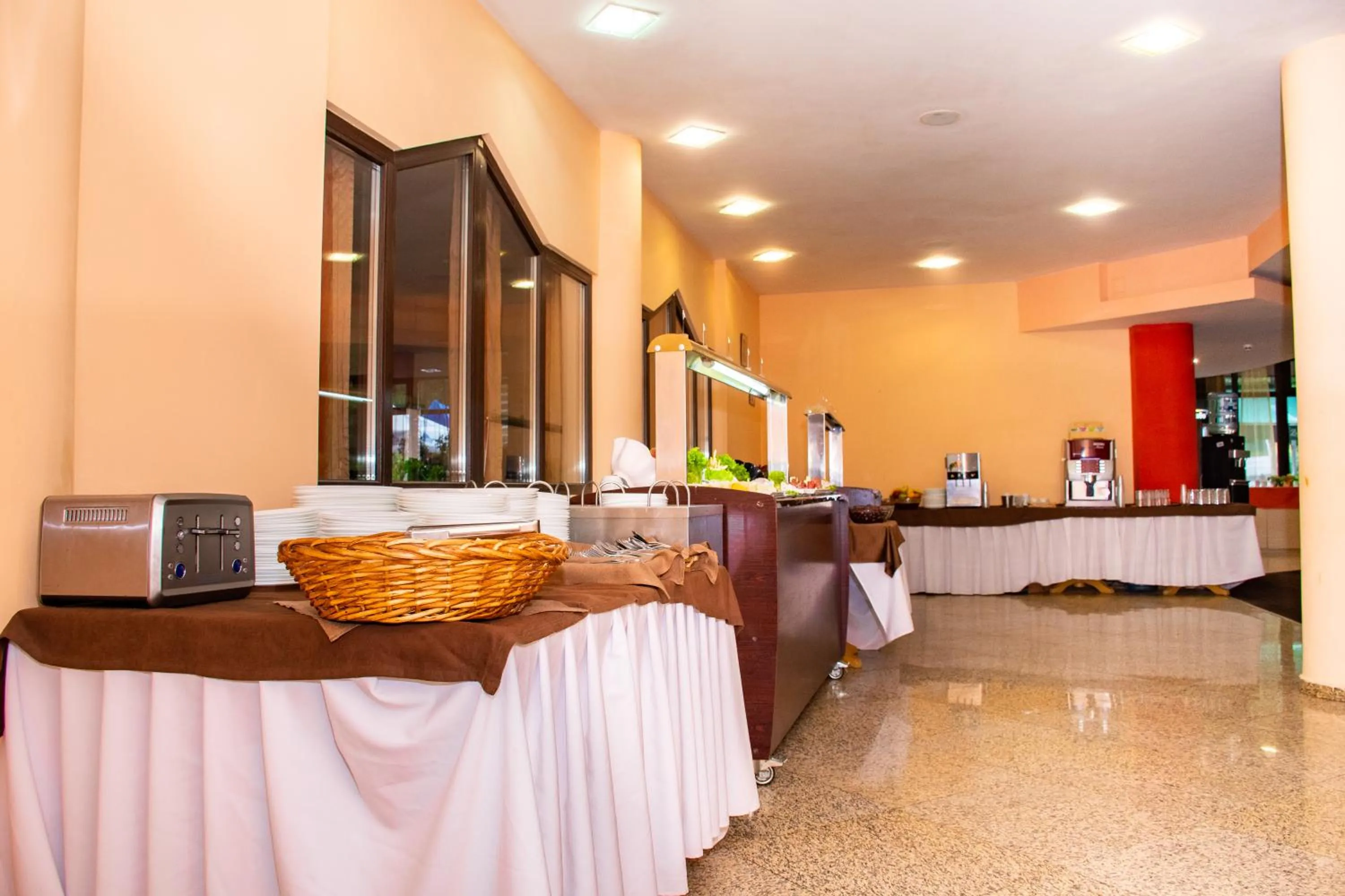 Restaurant/places to eat in Hotel Orphey