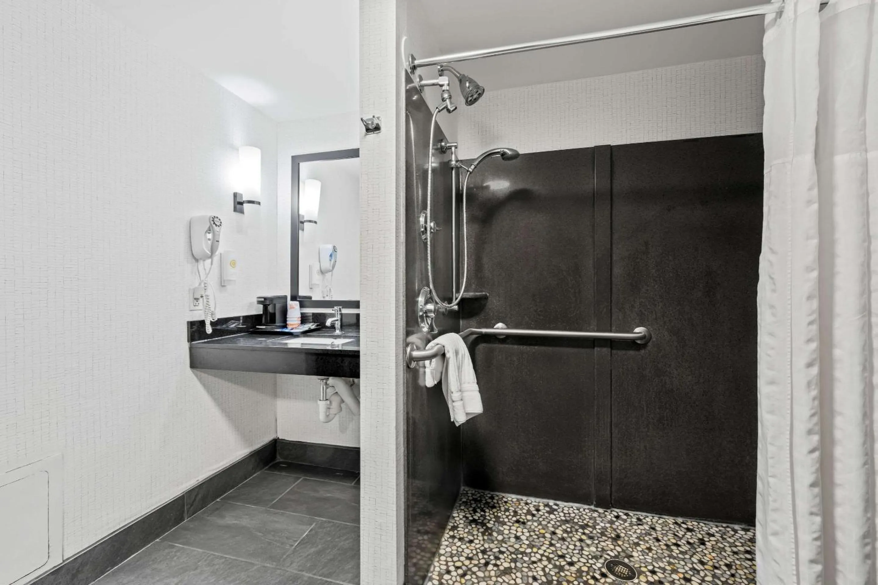 Bedroom in Comfort Suites Williamsburg Historic Area