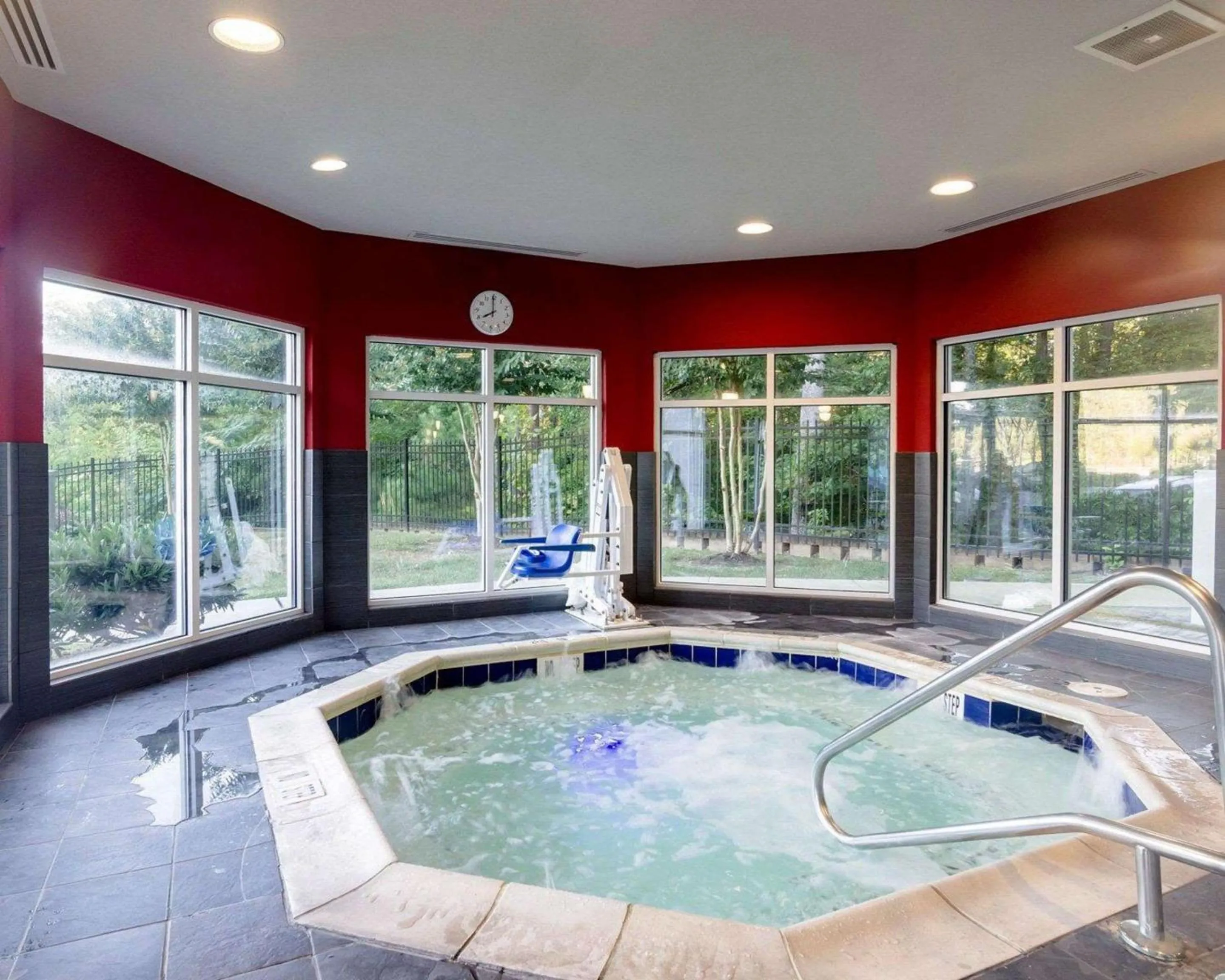 Swimming pool in Comfort Suites Williamsburg Historic Area