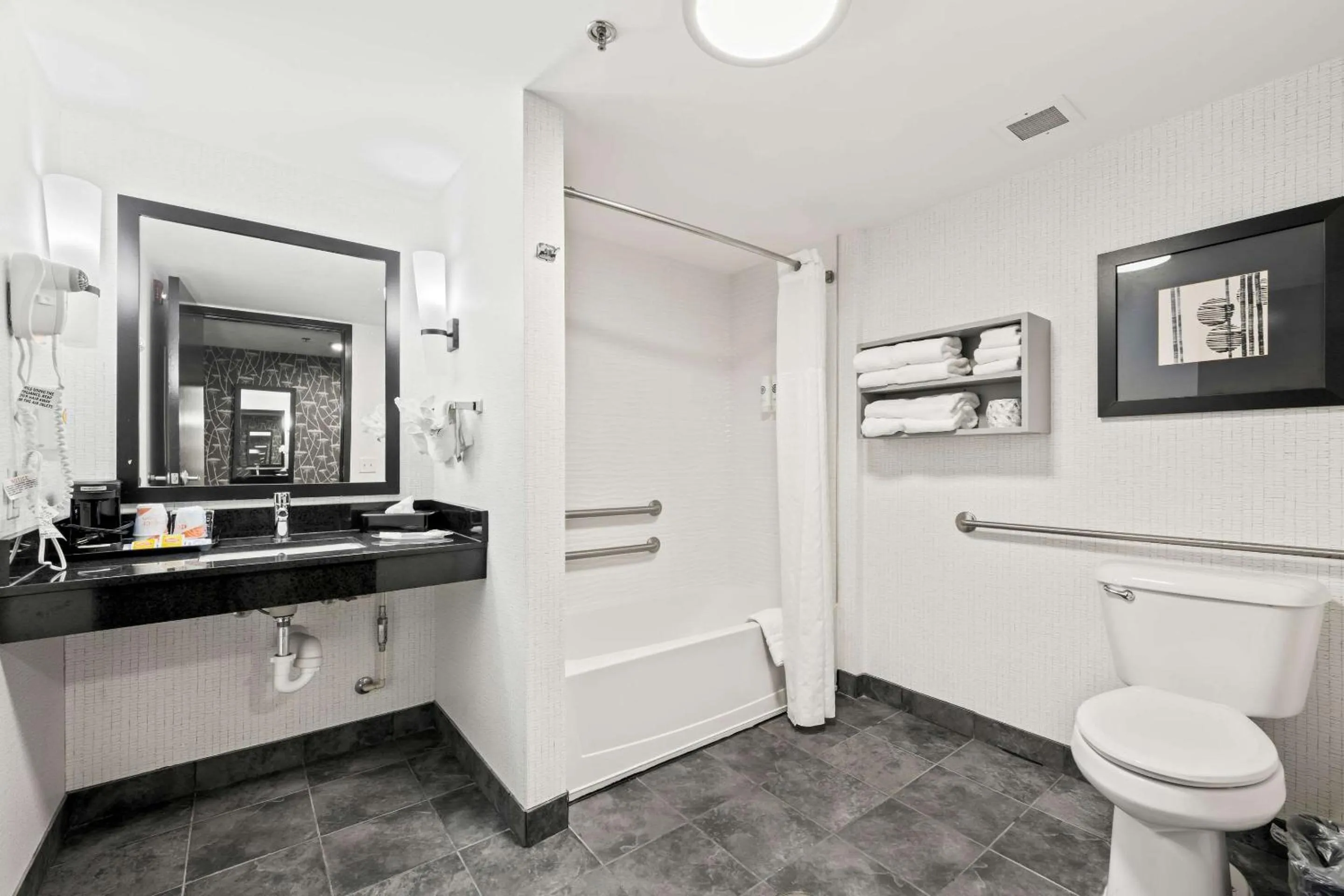 Bedroom in Comfort Suites Williamsburg Historic Area