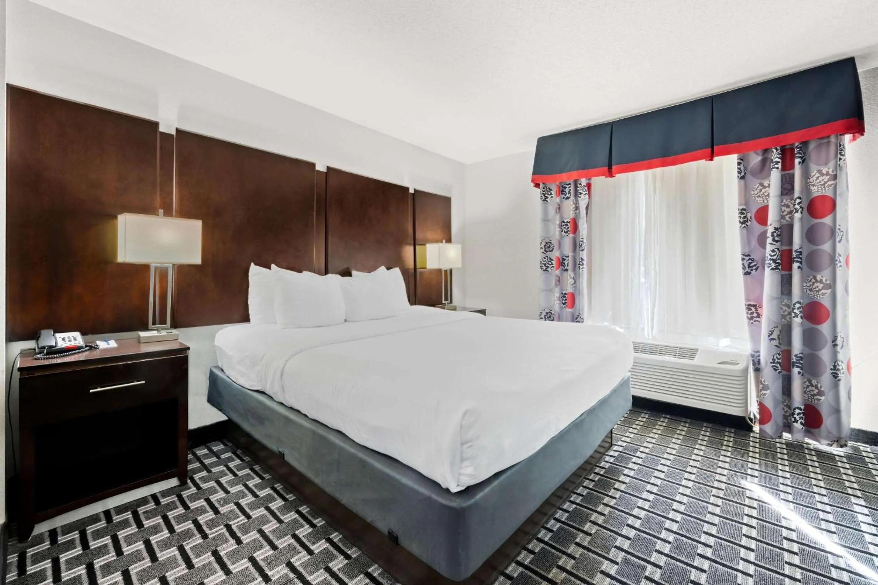 Bedroom, Bed in Comfort Suites Williamsburg Historic Area