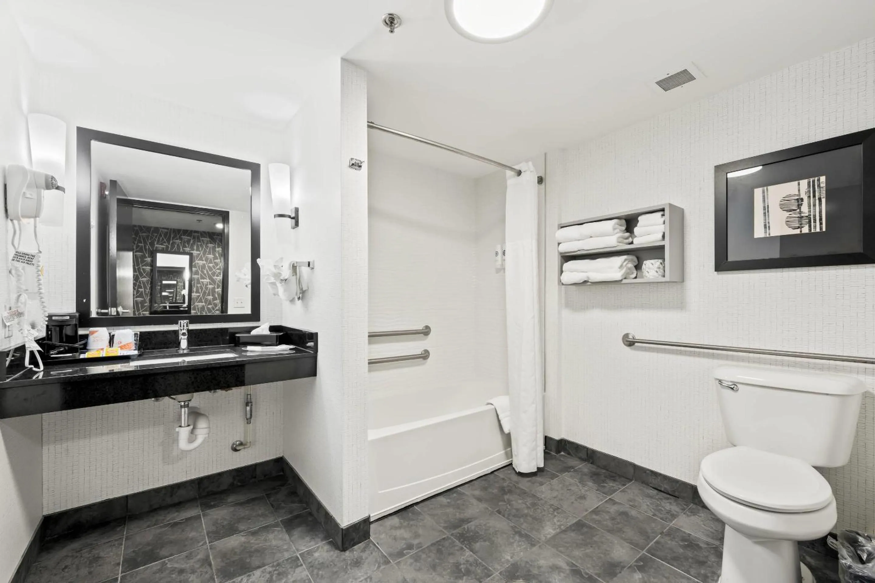 Bedroom in Comfort Suites Williamsburg Historic Area