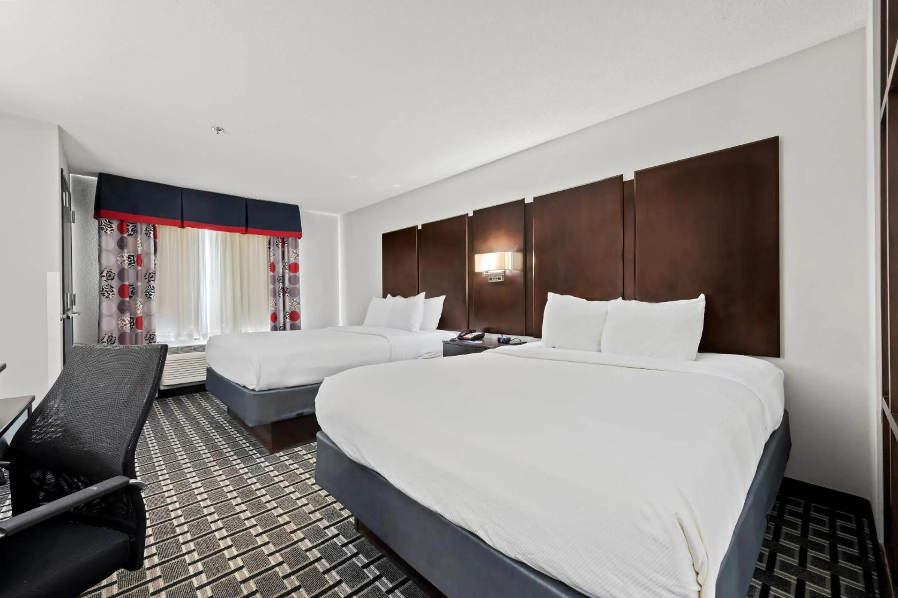 Bedroom, Bed in Comfort Suites Williamsburg Historic Area